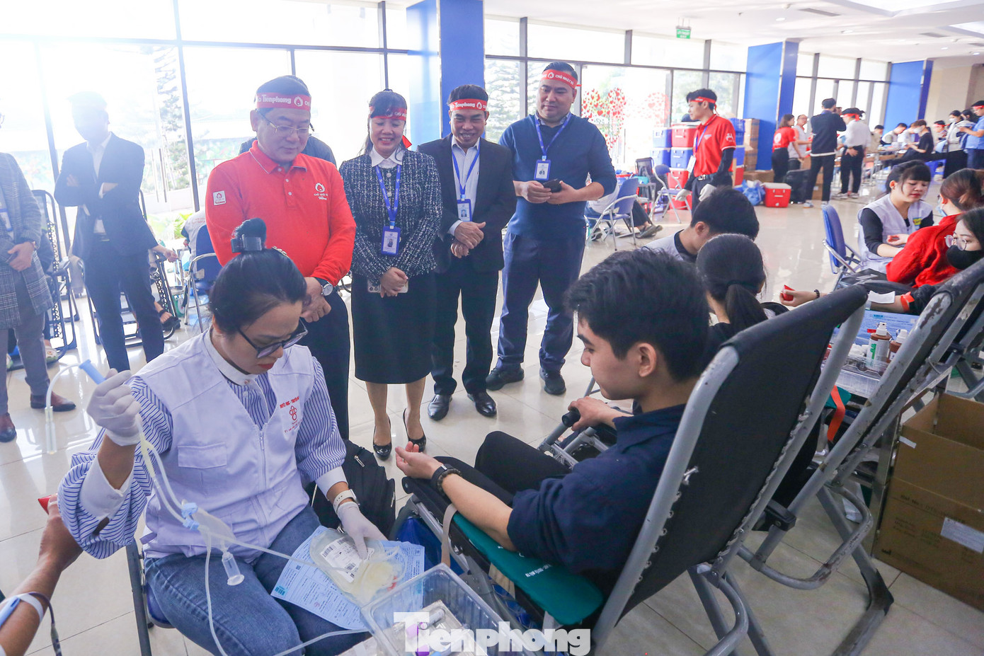 Nhà báo Lê Xuân Sơn - Tổng Biên tập Báo Tiền Phong; TS Phạm Thị Thu Hoài - Chủ tịch Hội đồng Trường; TS Nguyễn Ngọc Khương, Phó Hiệu trưởng nhà Trường thăm, động viên người tham gia hiến máu.