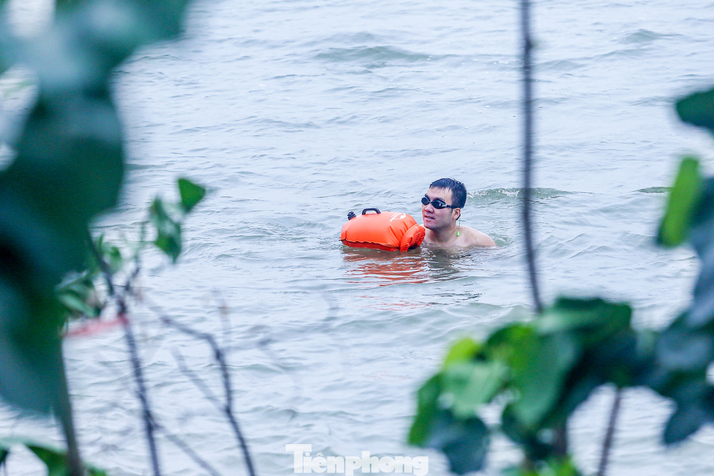 Nhiều người không ngại cái lạnh, cởi trần ngâm mình dưới nước.