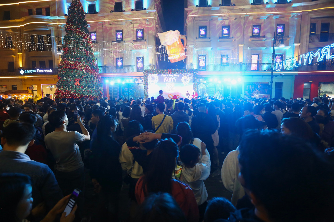 Quảng trường tại phố đi bộ kiểu châu Âu chật kín người.