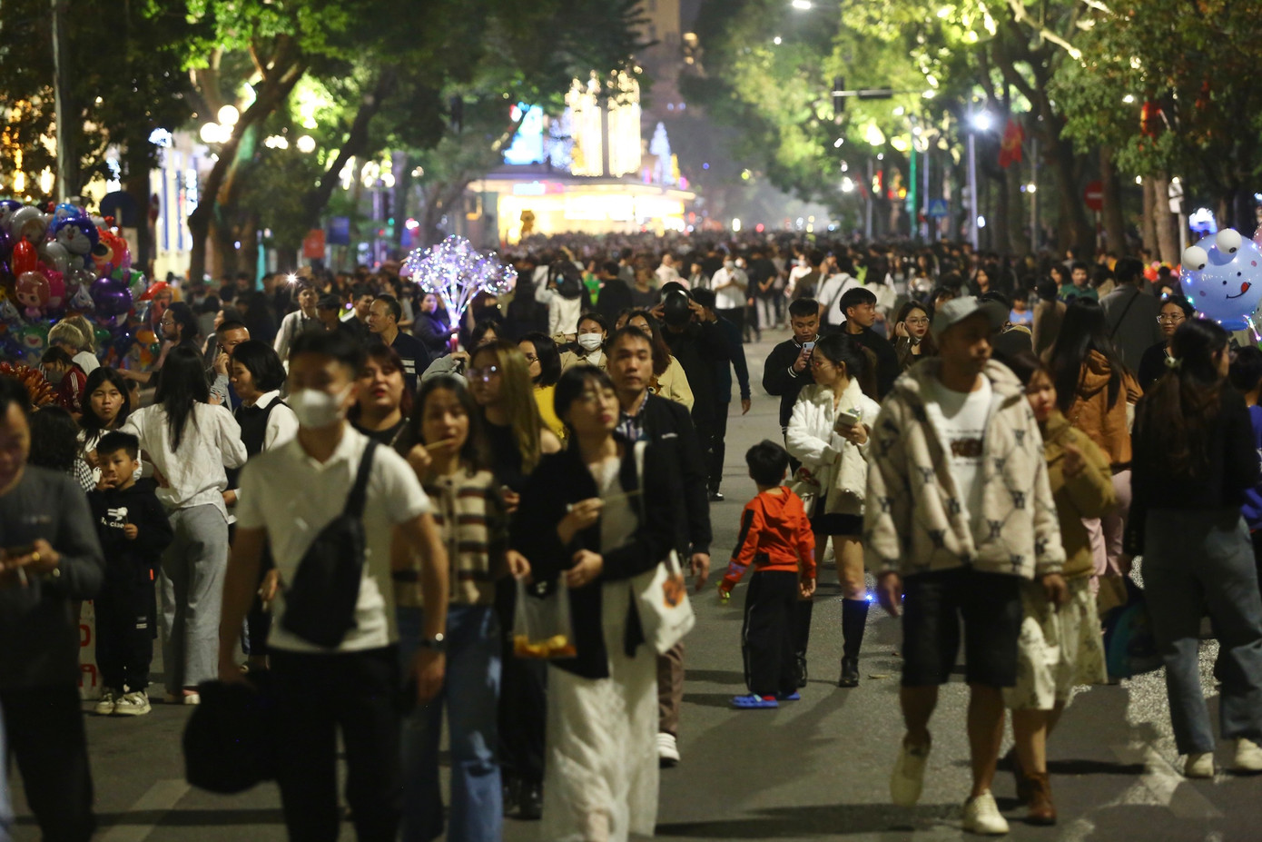 Ghi nhận của PV, từ 18h30, có rất đông người dân đến phố đi bộ hồ Hoàn Kiếm. Các điểm quen thuộc như vườn hoa tượng đài Lý Thái Tổ, đền Ngọc Sơn, ngã tư Hàng Bài... đều đông nghịt.