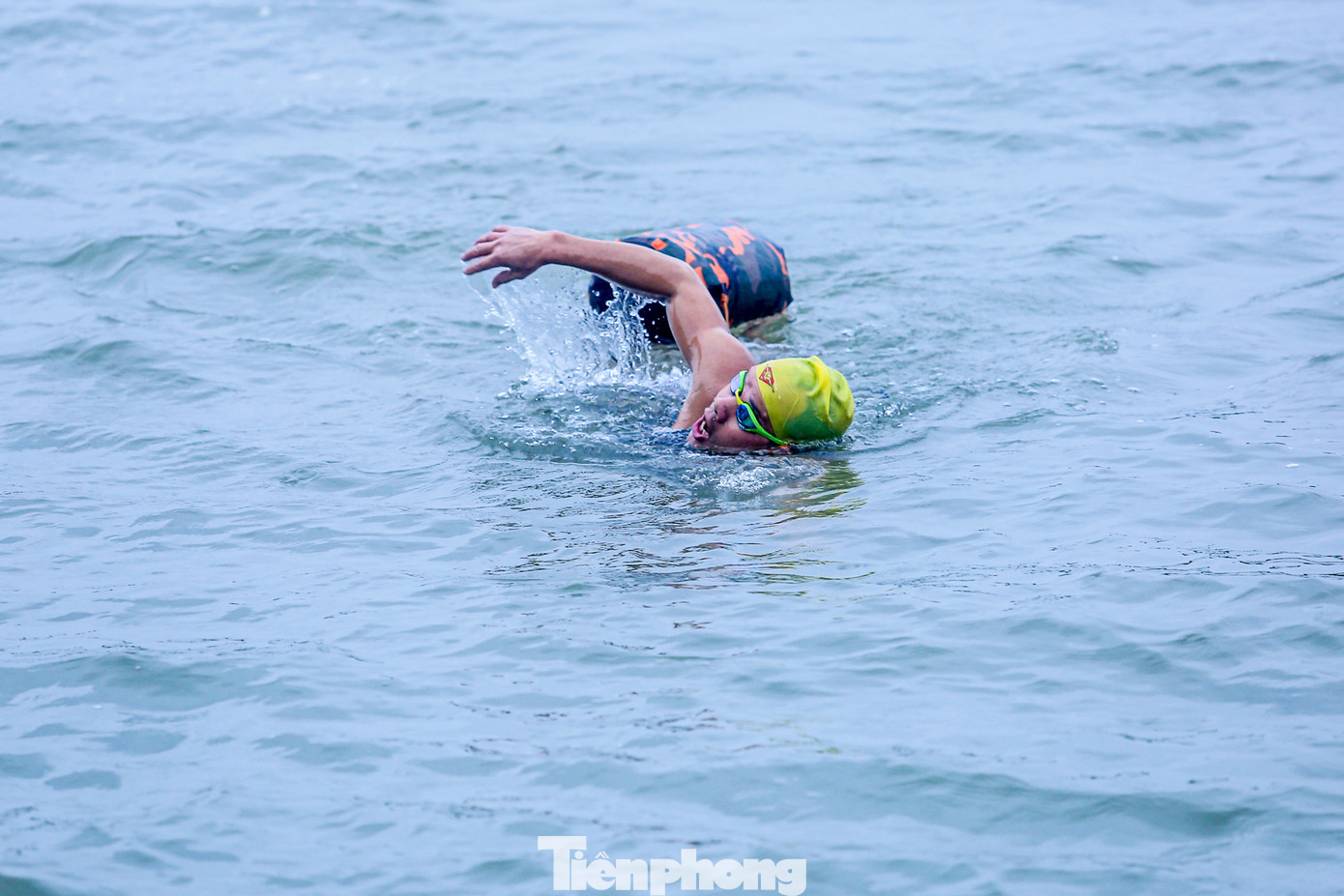 Anh Thắng cho biết thường xuyên quanh năm ở đây bất kể thời tiết hay nhiệt độ thế nào. "Nước dưới sông ấm hơn so với nhiệt độ trên bờ nên chỉ cần khởi động kỹ và xuống nước dần dần là có thể bơi được. Bơi vào mùa lạnh rất thích vì cảm thấy cơ thể mình càng khỏe mạnh hơn", anh Thắng chia sẻ.