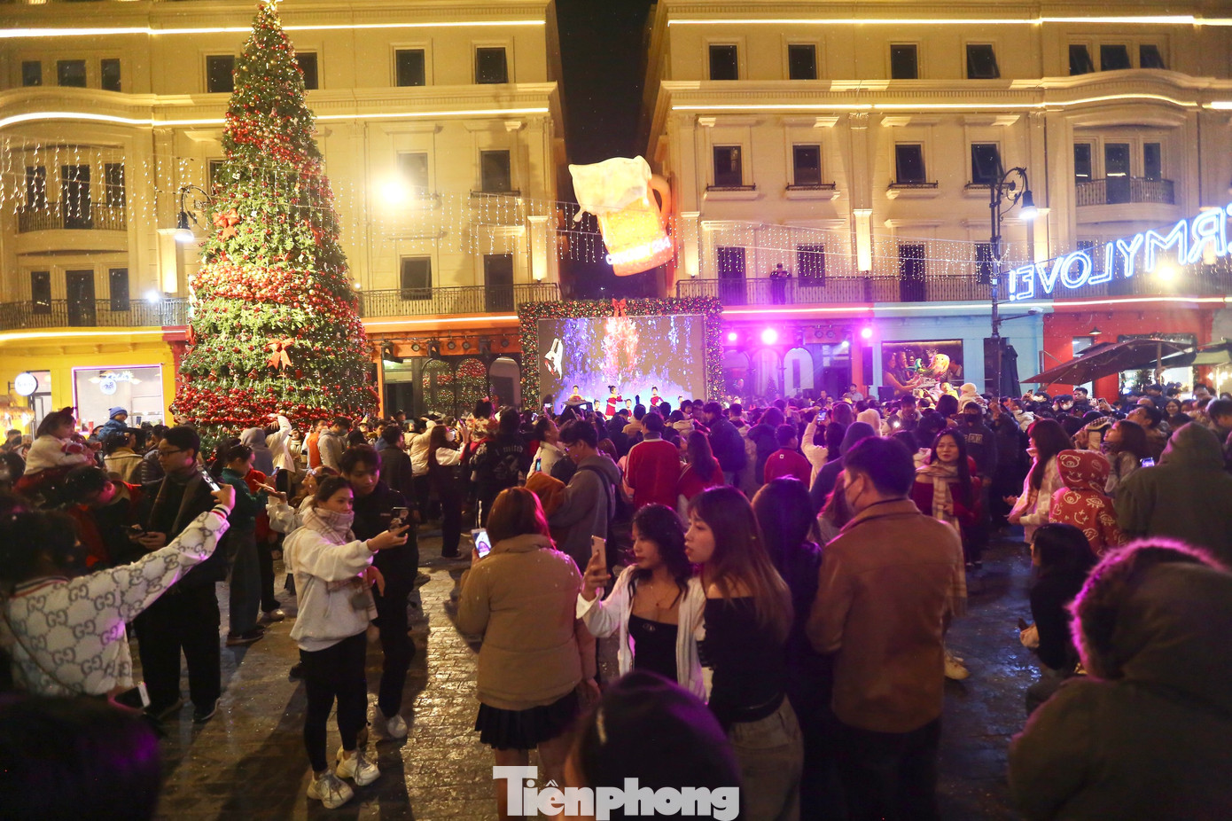 Khoảng 18h30 ngày 24/12, rất đông người dân đã tập trung tại phố đi bộ kiểu châu Âu để tận hưởng không khí Giáng sinh năm nay.