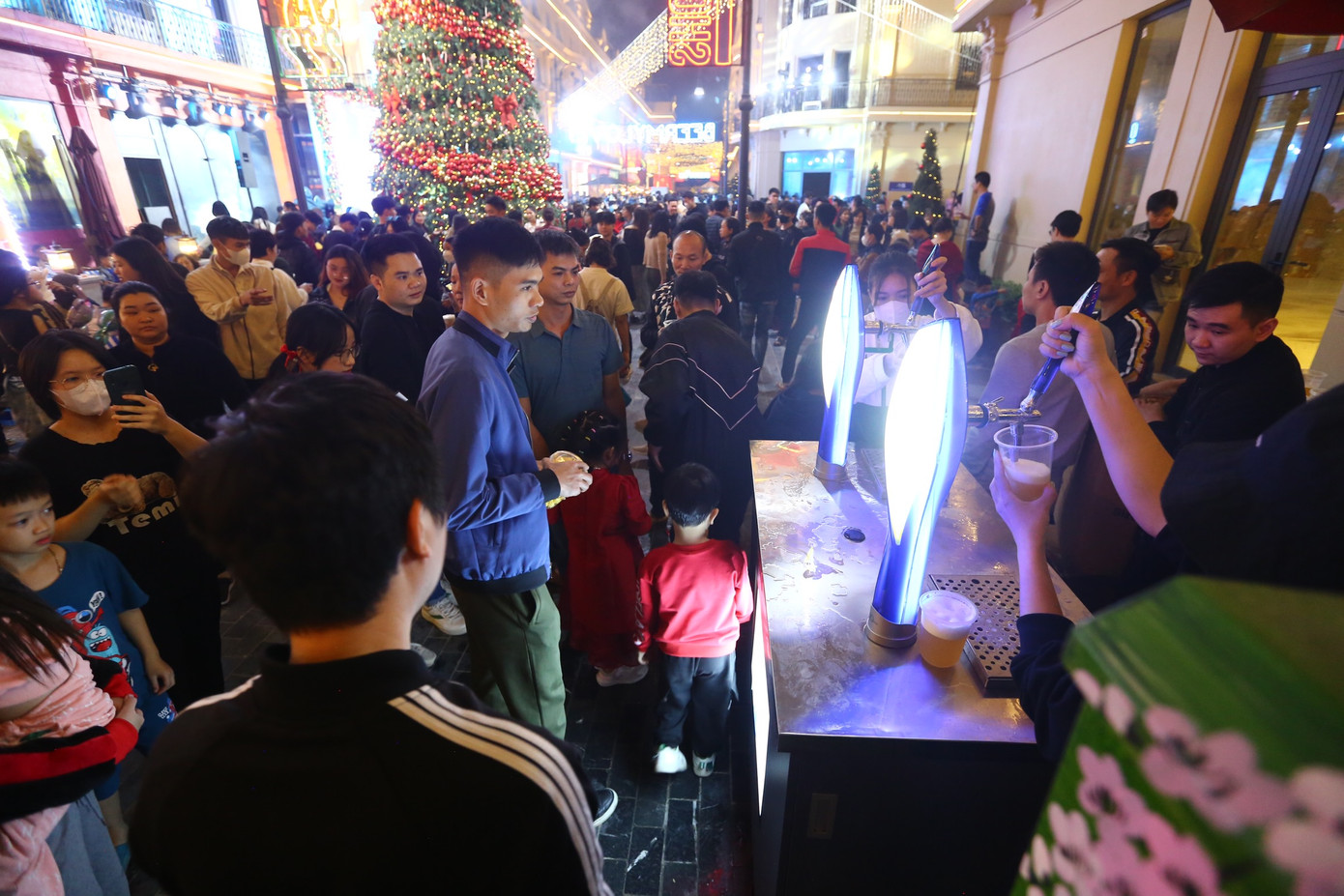 Đến với phố đi bộ, người dân và du khách được thưởng thức bia miễn phí.