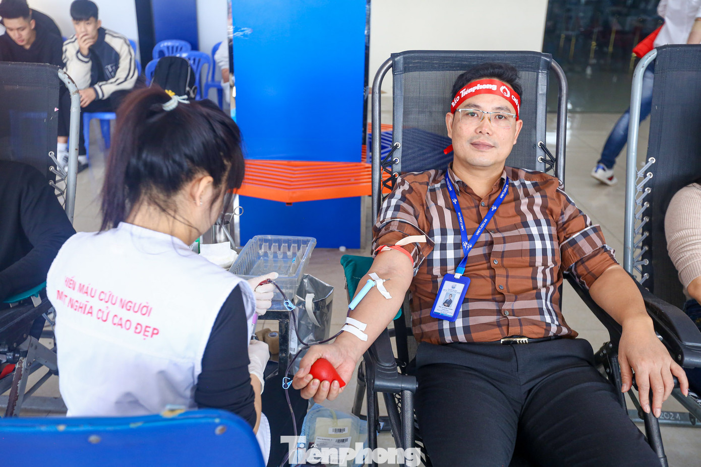 Nhiều cán bộ, giảng viên nhà trường tham gia hiến máu tại chương trình.