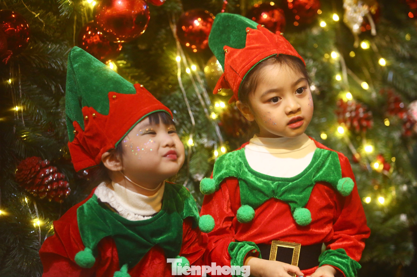 Trẻ em cũng được phụ huynh đưa đến đây để tận hưởng không khí Giáng sinh.