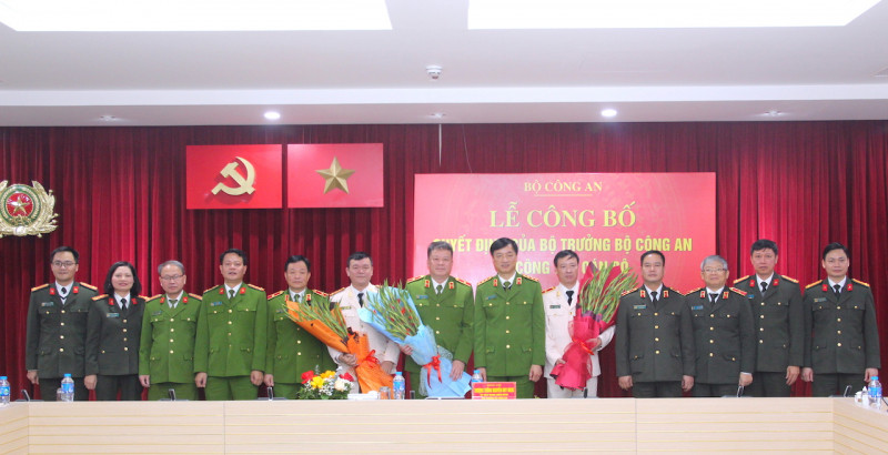 Thứ trưởng Nguyễn Duy Ngọc với các đại biểu tham dự buổi lễ.