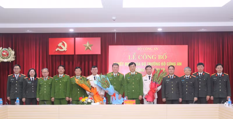 Thứ trưởng Nguyễn Duy Ngọc với các đại biểu tham dự buổi lễ. Thứ trưởng Nguyễn Duy Ngọc với các đại biểu tham dự buổi lễ.