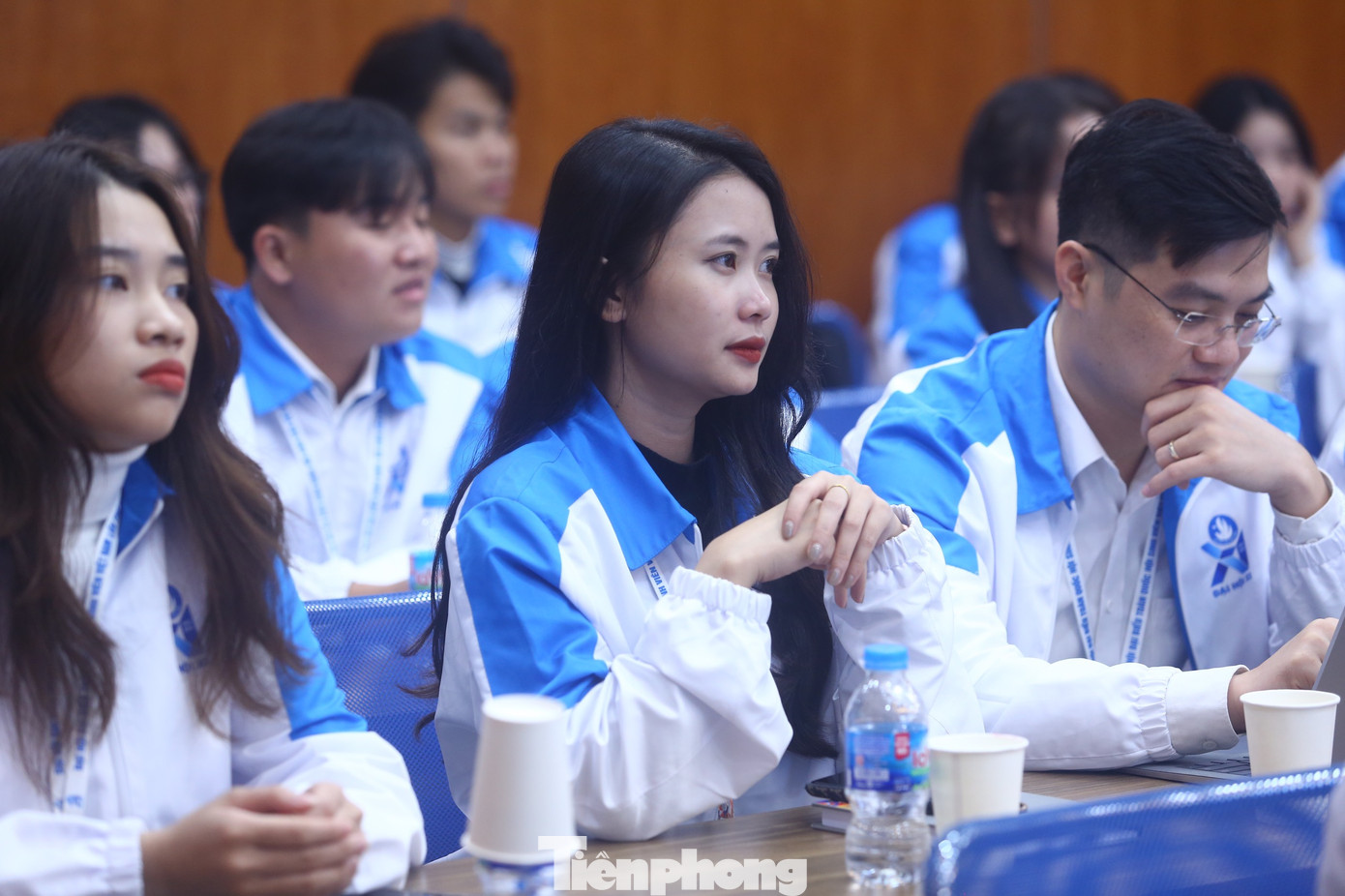 Các đại biểu sinh viên các tỉnh tham gia, đóng góp tại thảo luận.