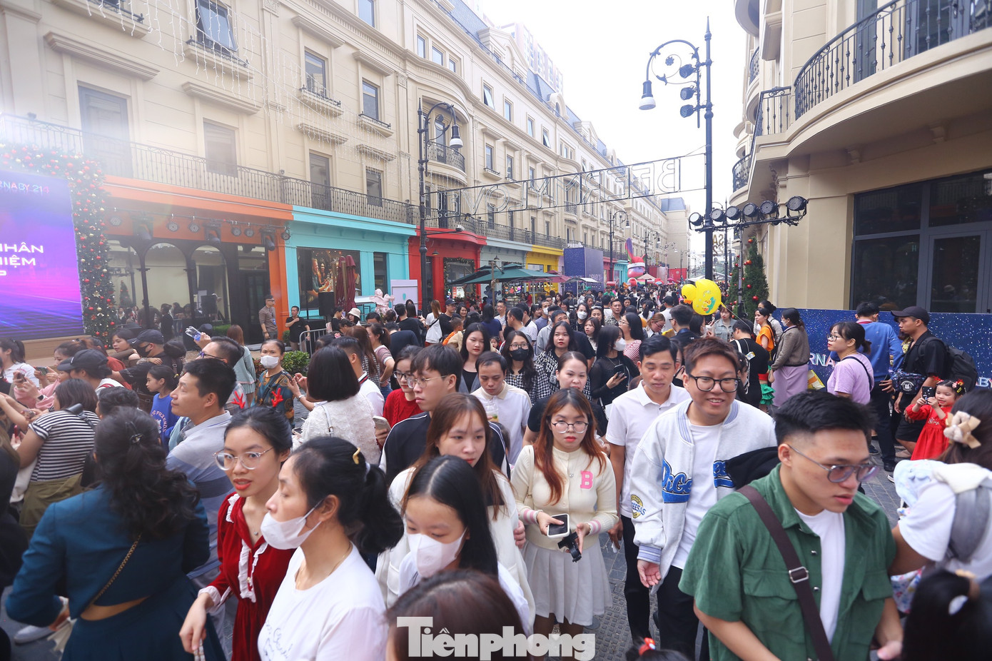 Khu vực ngã ba kín không còn chỗ đứng.