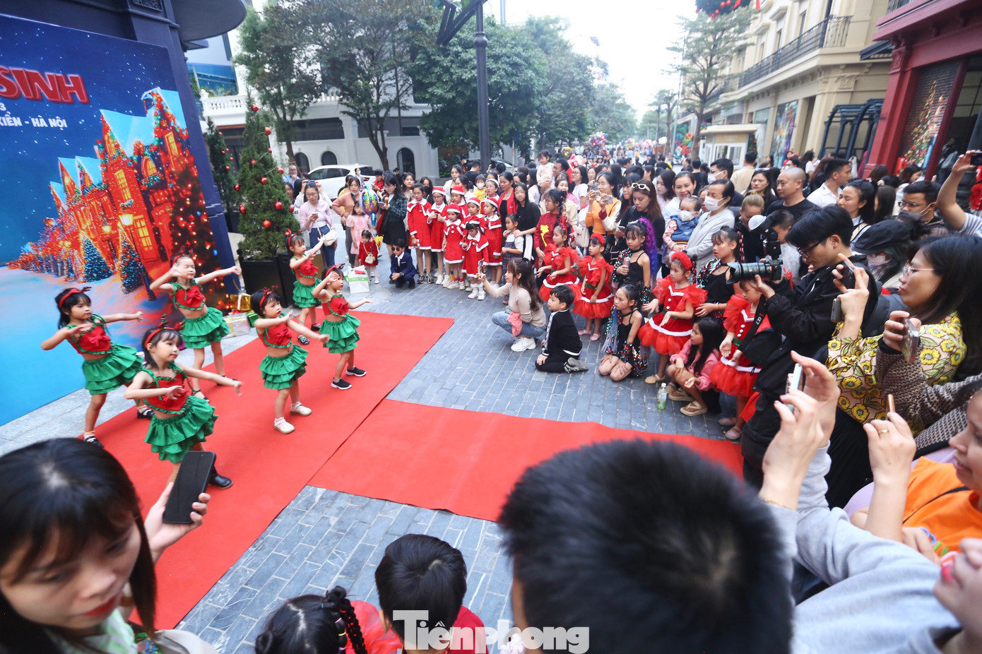 Các tiết mục mang đậm chất Giáng sinh được trình diễn và thu hút nhiều du khách đến xem.