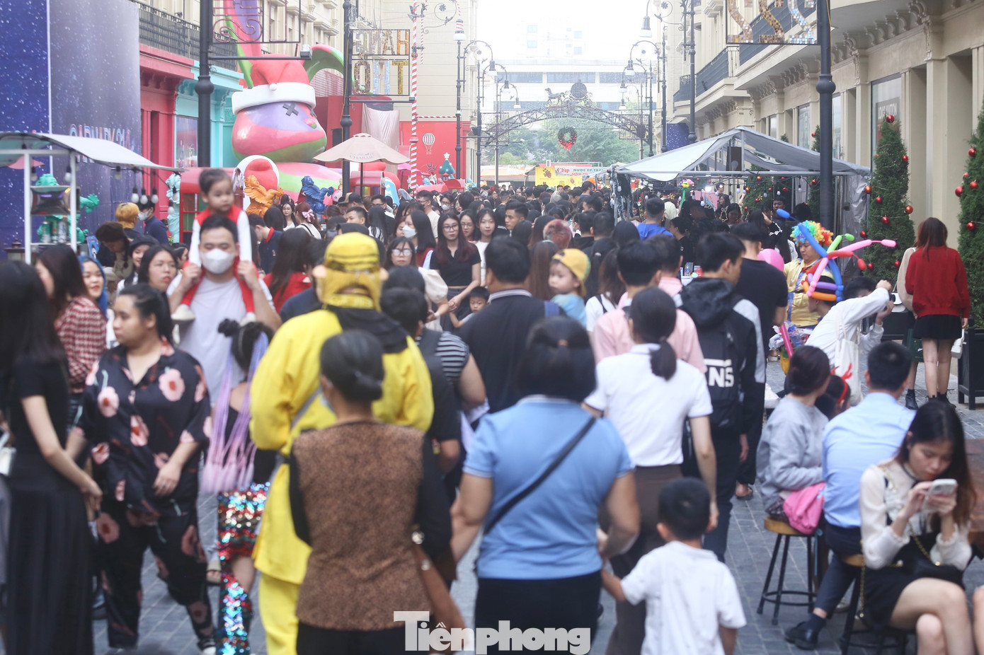 Càng về chiều tối, lượng người đến phố đi bộ càng đông.