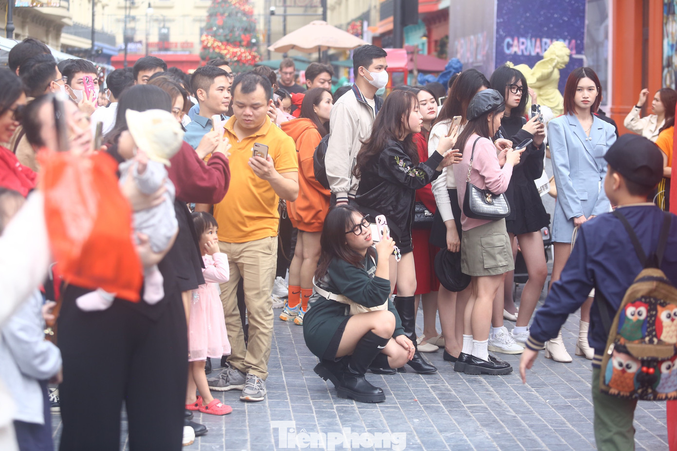 Người người chen nhau tìm chỗ đứng để chụp ảnh.