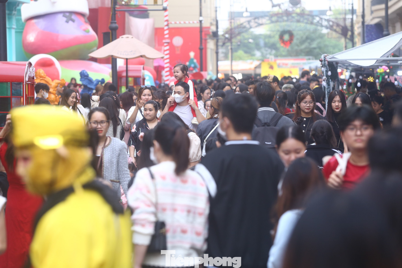 "Nghe nói ở phố đi bộ này có phun tuyết nên tôi cho con đến chơi nhưng không nghĩ lại đông đến vậy, rất khó để chụp ảnh Giáng sinh mà không bị vướng người", chị Hà (Hà Đông, Hà Nội) chia sẻ.