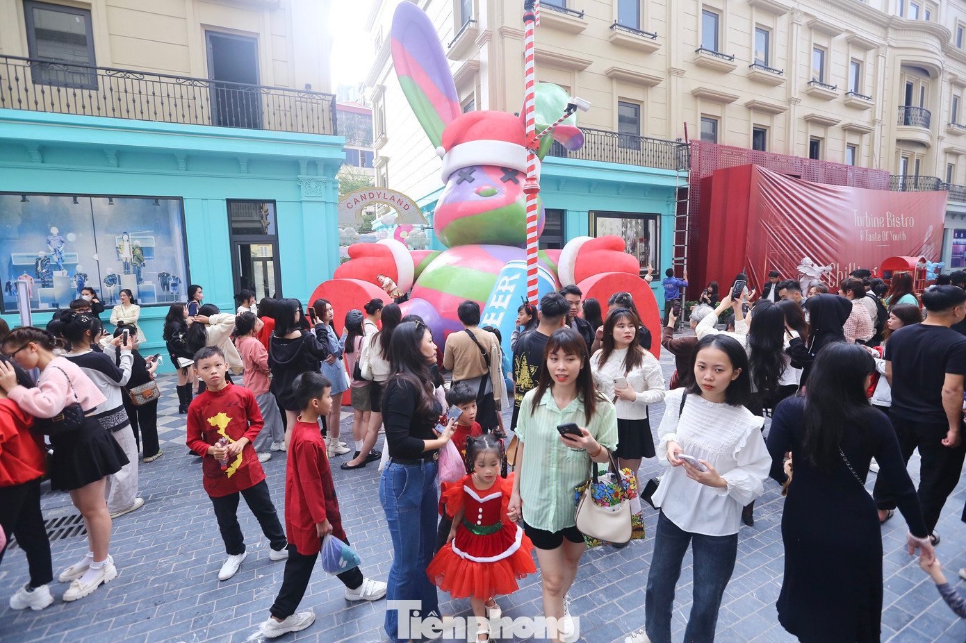 Chú thỏ không lồ được trang trí đón Giáng sinh thu hút người dân đến check-in.