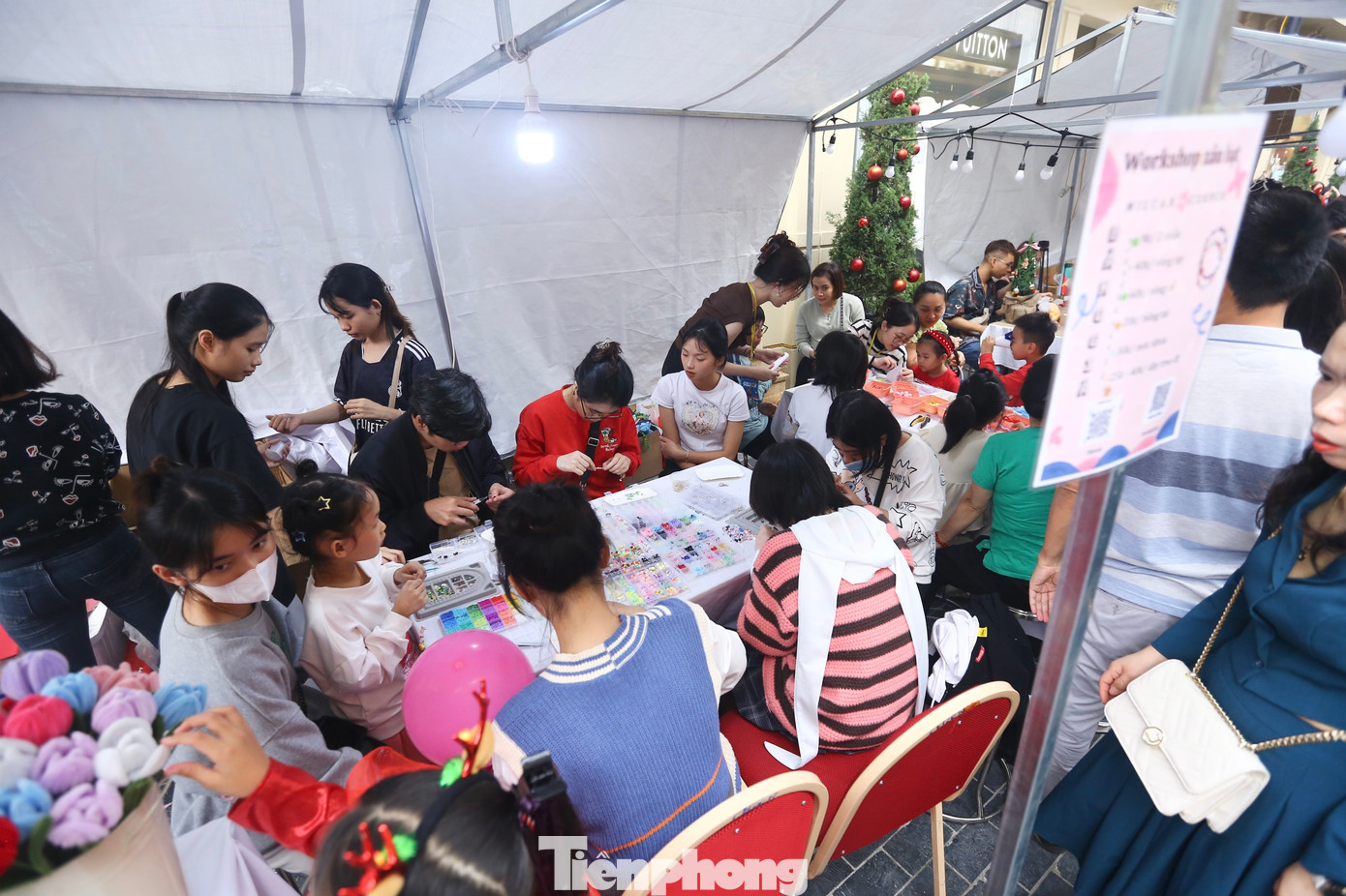 Các gian hàng workshop trang trí, làm đồ Giáng sinh hút khách.