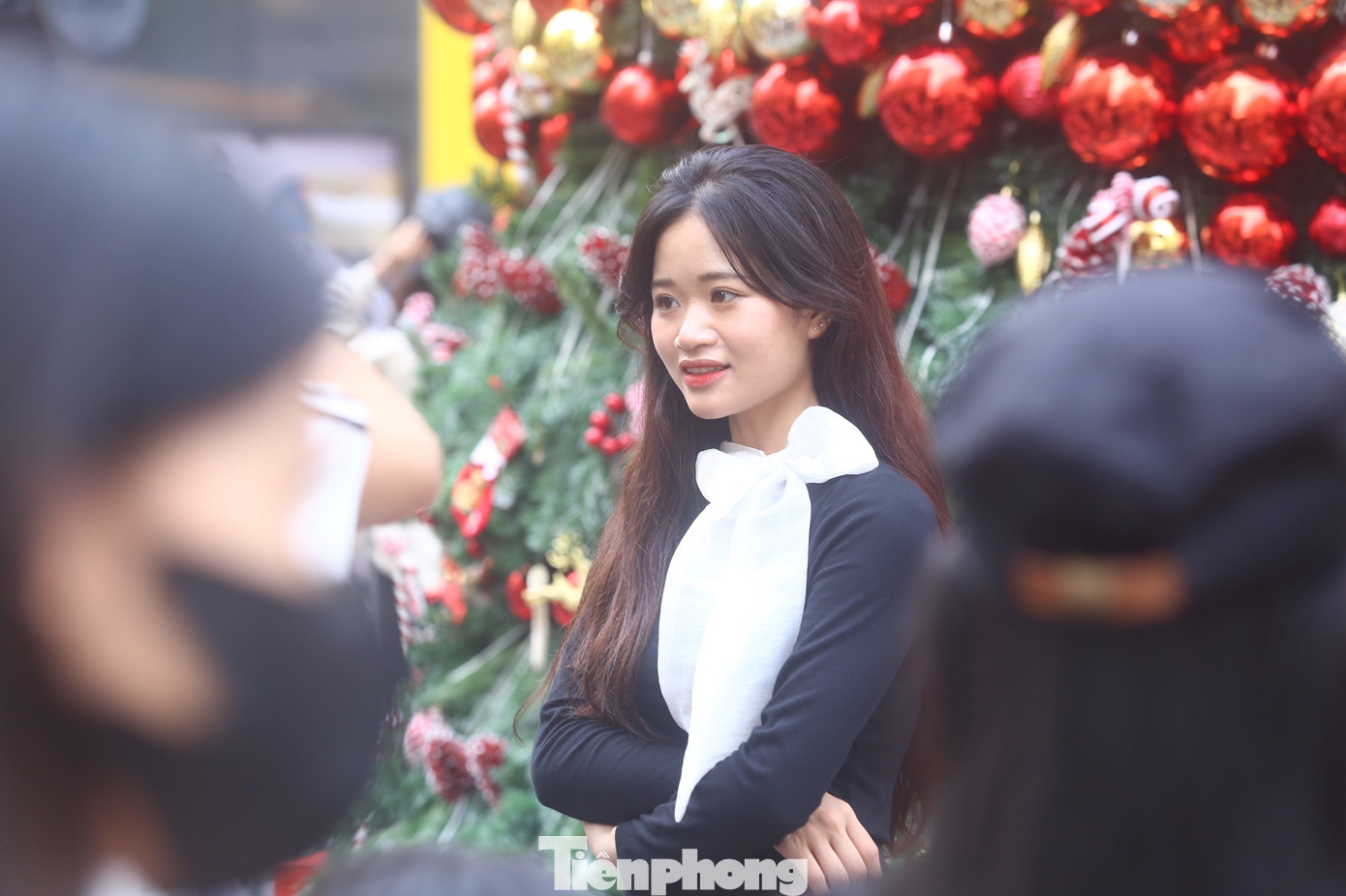 Thiếu nữ thả dáng dưới cây thông Noel.