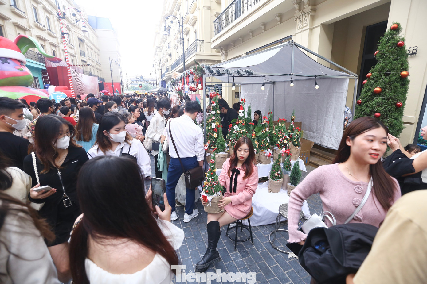 Từ thiết kế, kiến trúc, cách bày trí cảnh vật... khiến du khách đến đây ngỡ như lạc vào Giáng sinh ở một nước châu Âu.