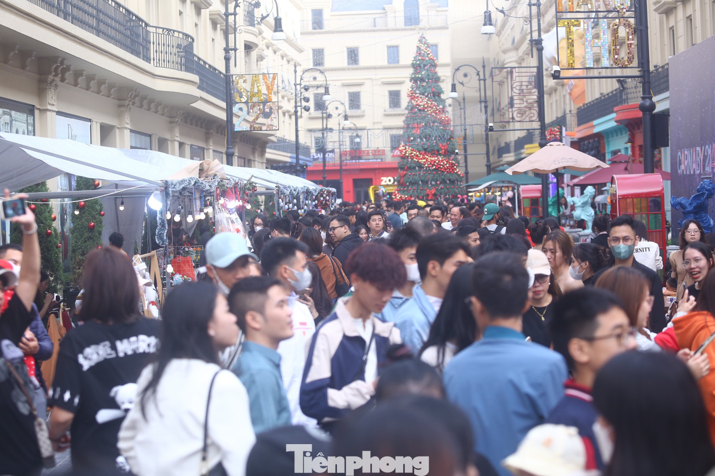 Mọi ngả đường tại phố đi bộ chật ních người.