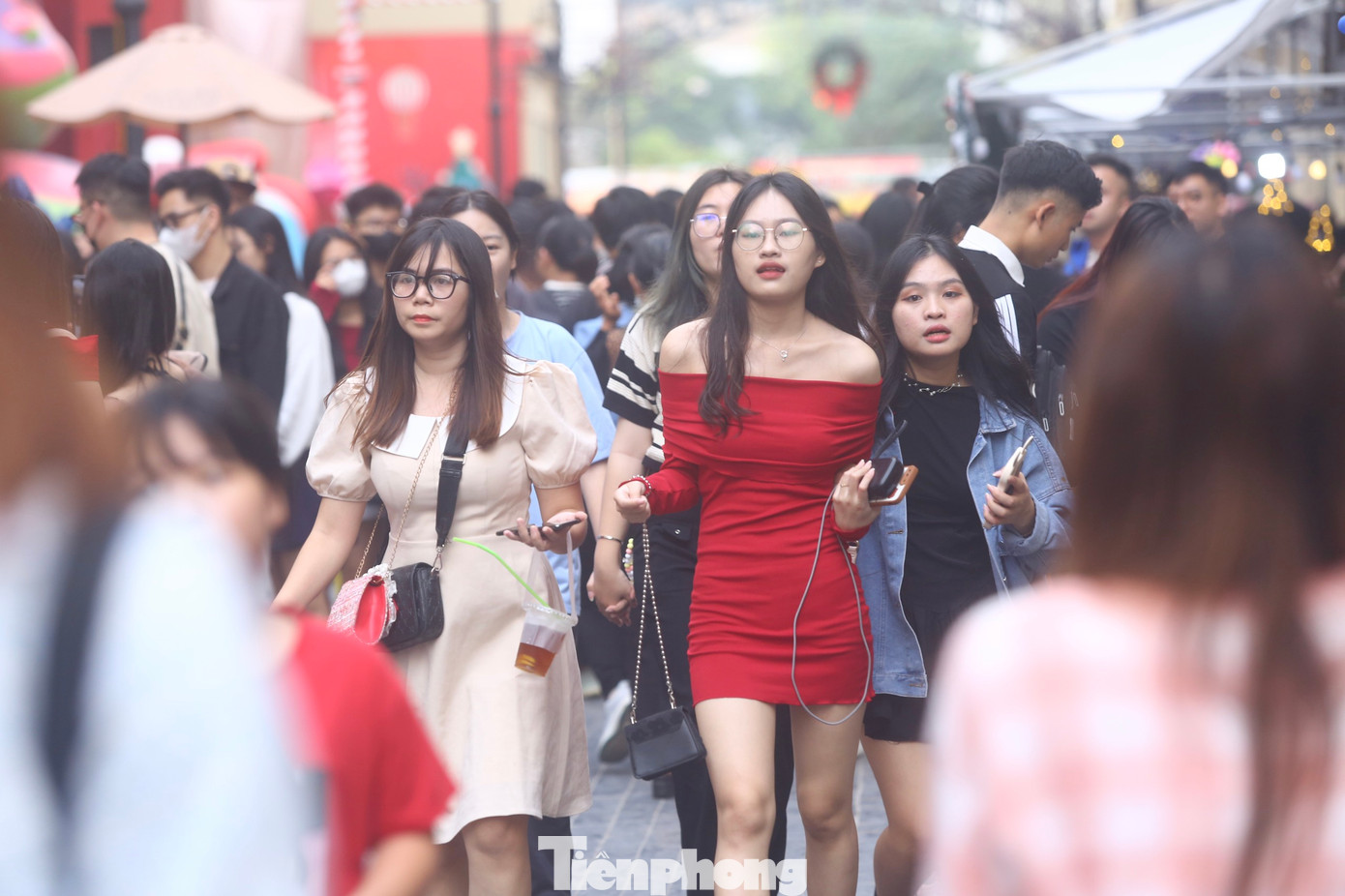 Thiếu nữ diện đồ lên phố đón Giáng sinh sớm.