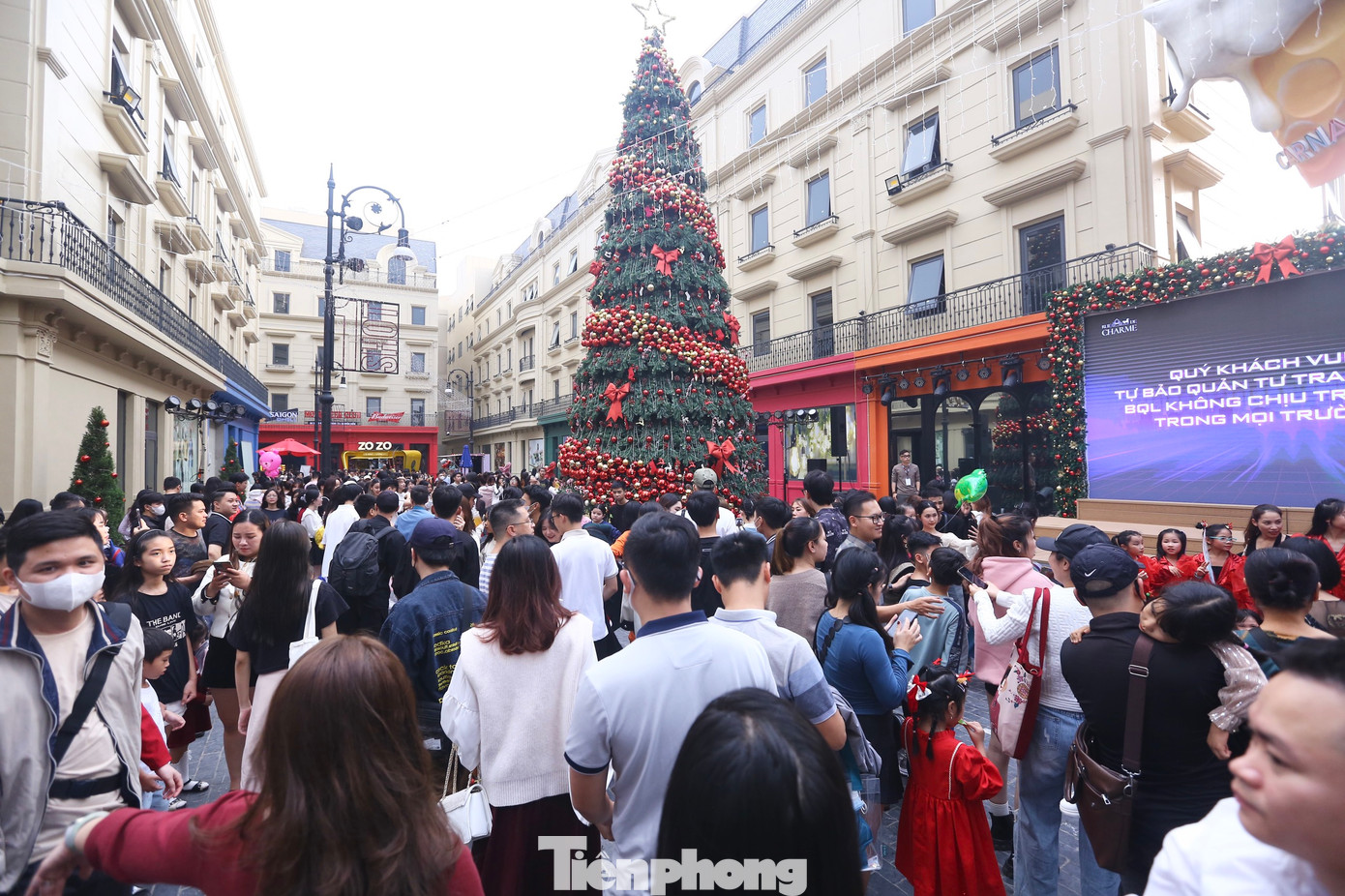 Khu phố đi bộ được trang trí Giáng sinh lộng lẫy, đặc biệt cây thông Noel cao khoảng 3-4m cùng với máy phun tuyết đã thu hút được người dân du khách đến đây vào dịp cuối tuần.