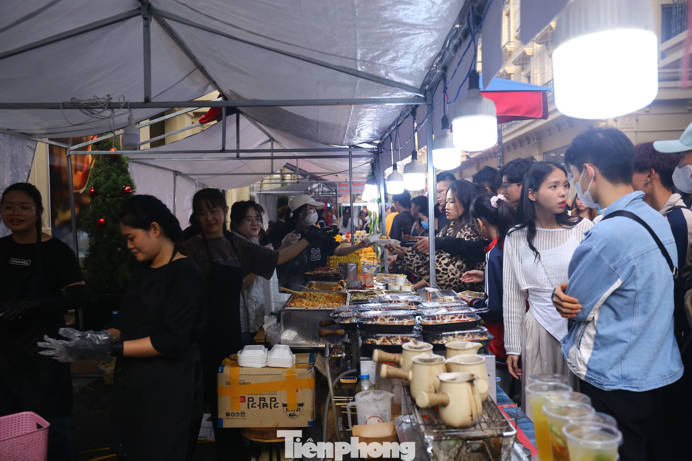 Khu vực ẩm thực rất đông khách.