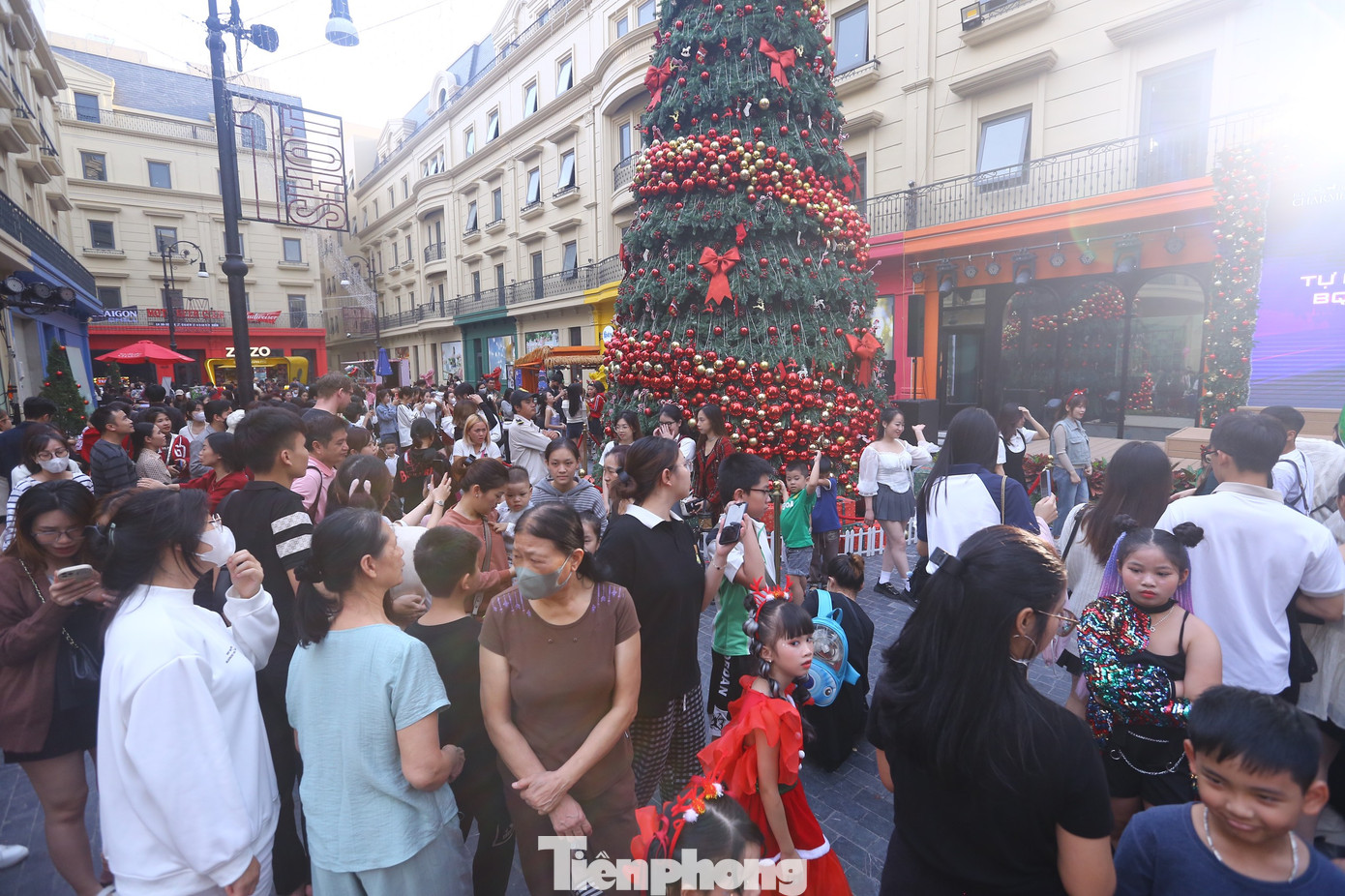 Khu vực trung tâm nơi có cây thông Noel đông đúc, chật kín người vây quanh.