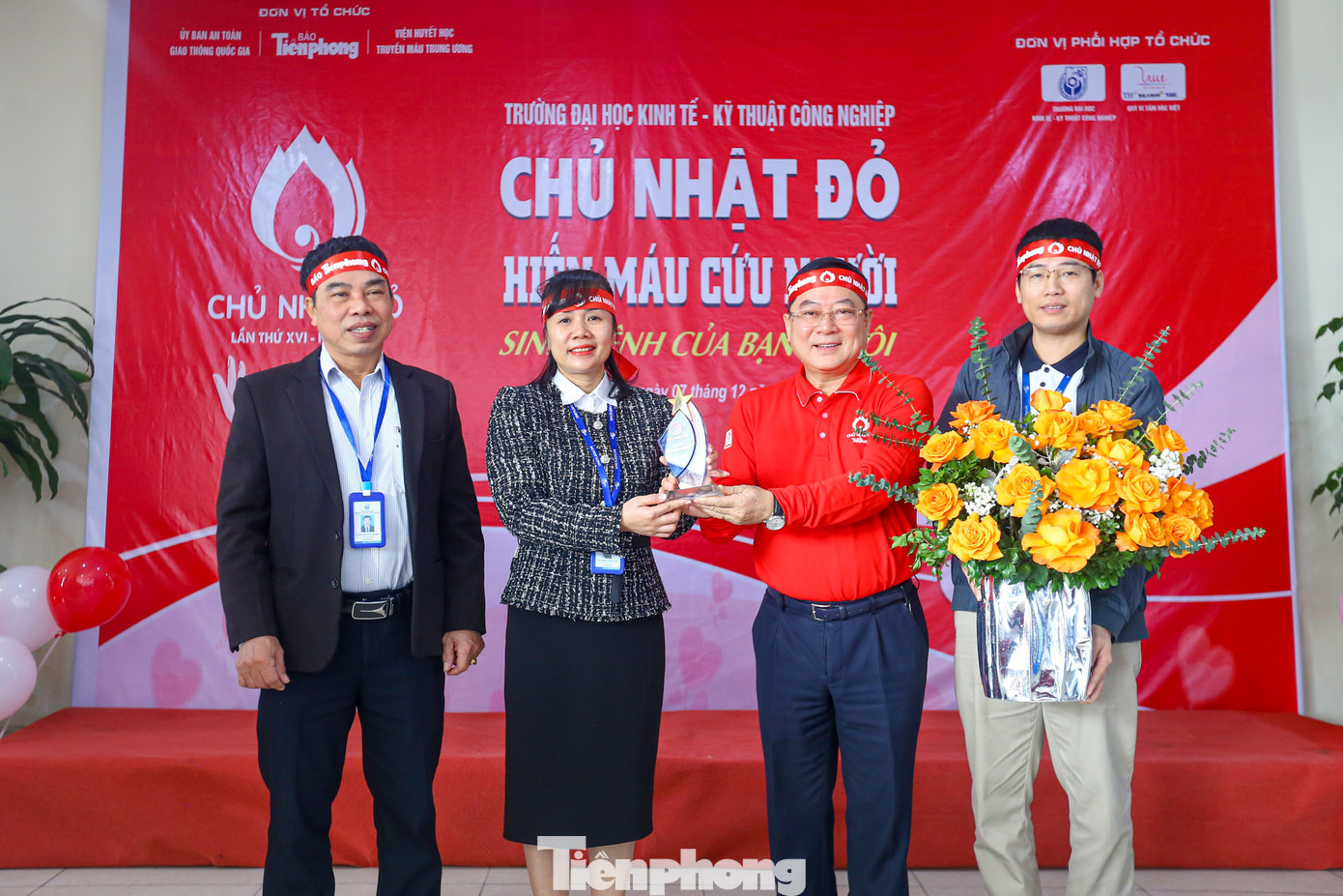 Nhà báo Lê Xuân Sơn tặng kỷ niệm chương và hoa cho Trường ĐH Kinh tế - Kỹ thuật Công nghiệp.