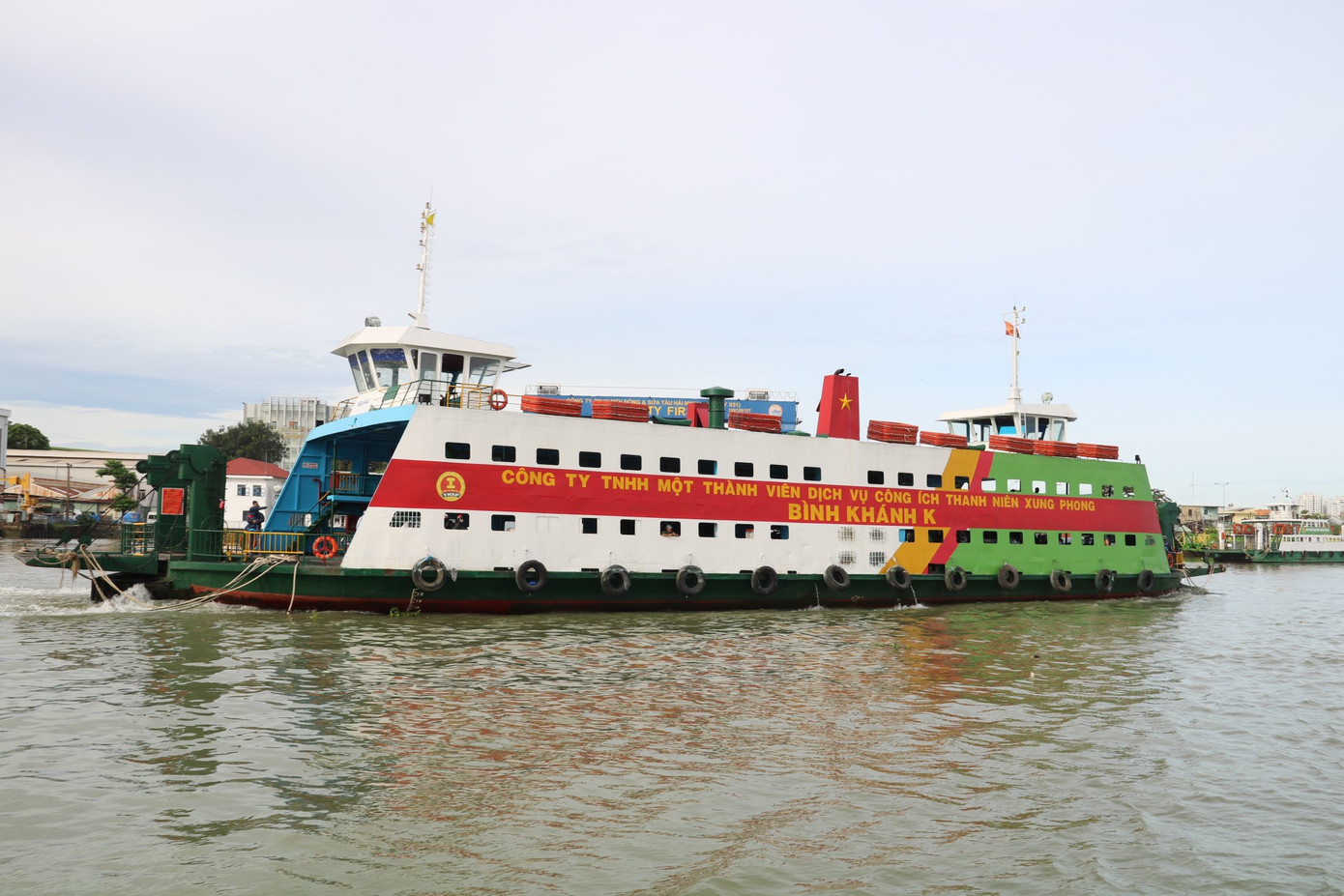 Mỗi ngày, phà Bình Khánh phải gánh một lượng lớn phương tiện.