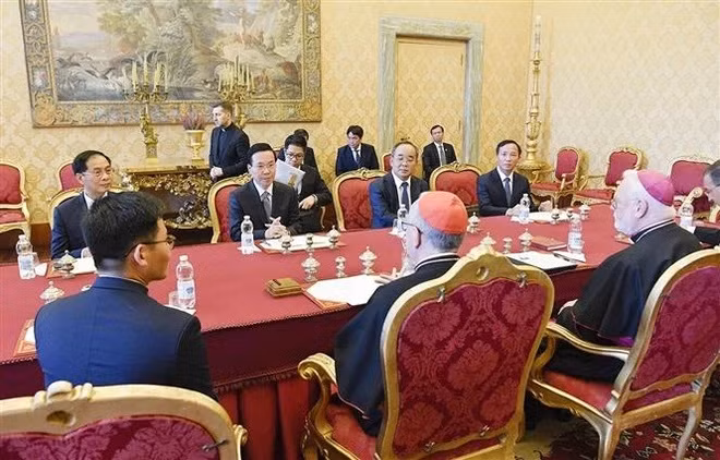 Chủ tịch nước Võ Văn Thưởng gặp Thủ tướng Toà thánh Vatican, Hồng y Pietro Parolin, tháng 7/2023. (Ảnh: TTXVN)