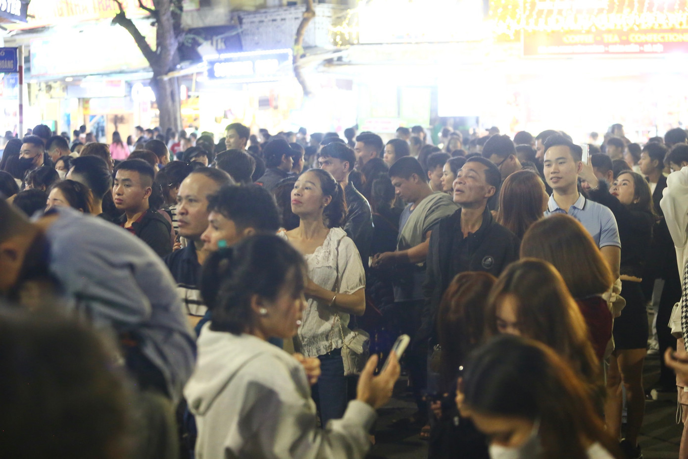 Không gian đi bộ hồ Hoàn Kiếm hoạt động suốt cả 3 ngày nghỉ lễ Tết Dương lịch.