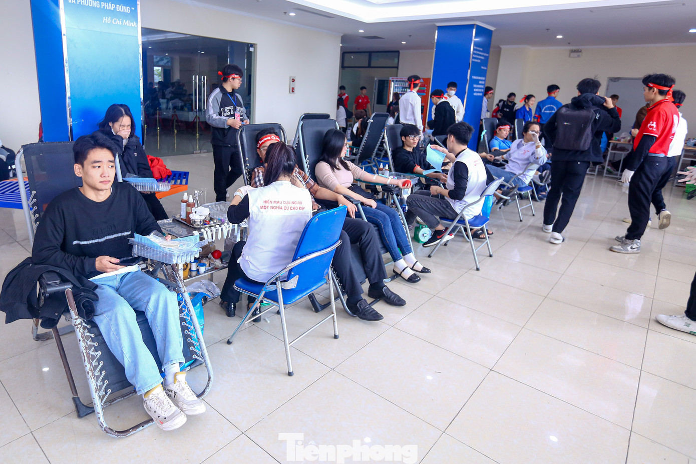 Lần lượt các bạn sinh viên tiến hành lấy máu.