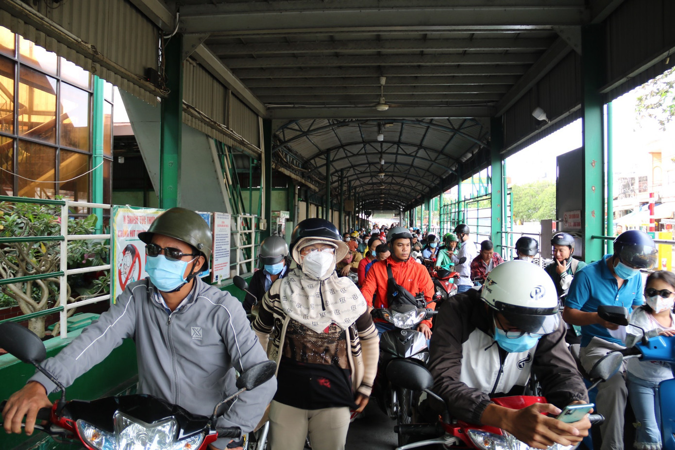 Nhiều năm qua, phà Bình Khánh thường xuyên quá tải.