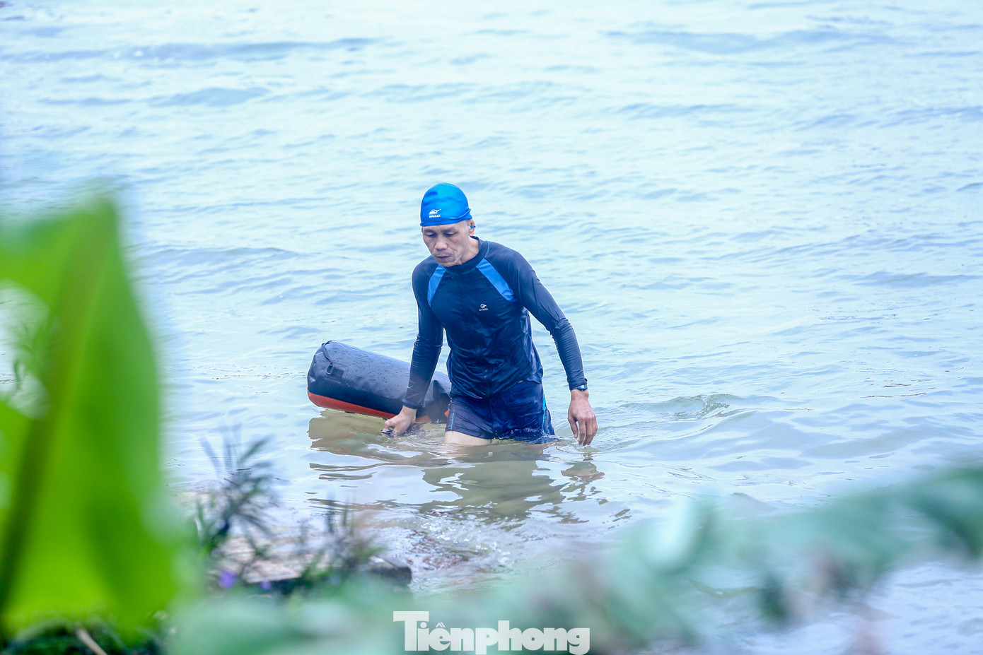 Hiện tại bãi giữa sông Hồng có 3 bãi "tắm tiên" với hàng trăm người tham gia thường xuyên.