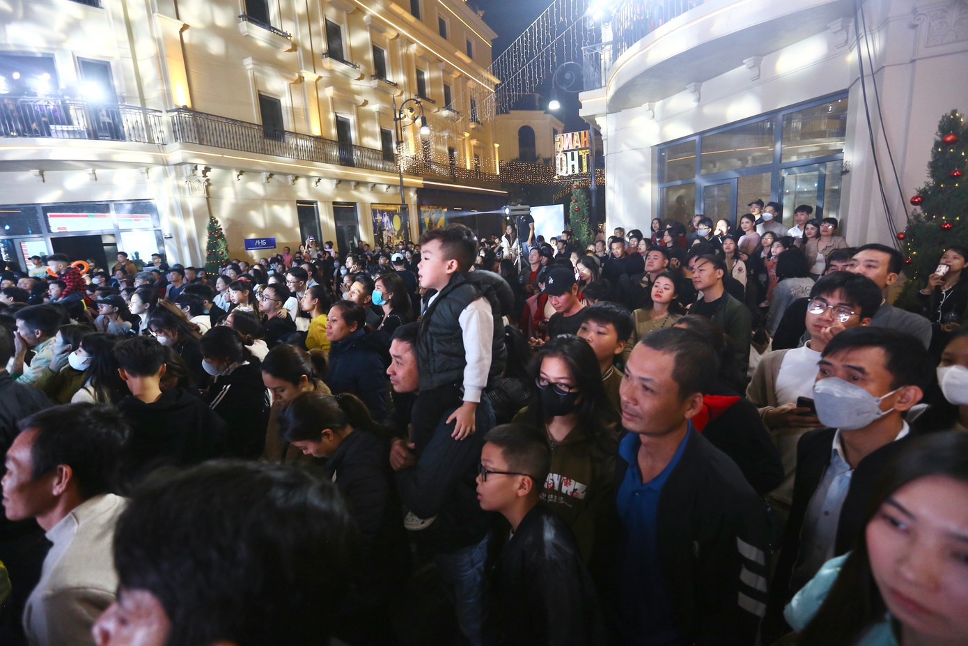 Nhiều trẻ nhỏ được phụ huynh đến đây để đón năm mới.