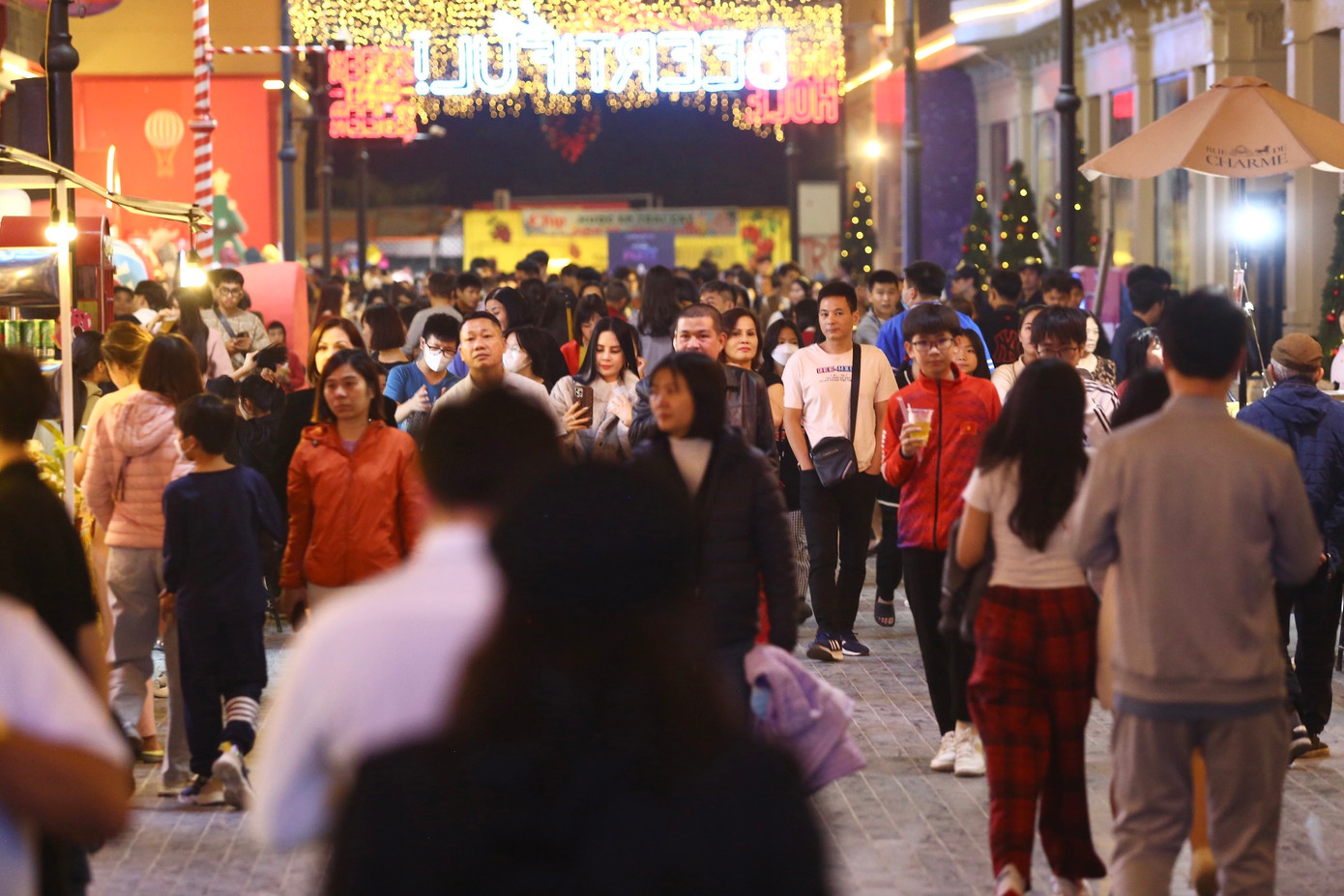 Ghi nhận của PV, tối ngày 31/12 hàng ngàn người dân Thủ đô và du khách đã đổ bộ về phố đi bộ kiểu châu Âu (Thanh Xuân, Hà Nội) để thưởng thức chương trình countdown và chào đón năm mới.