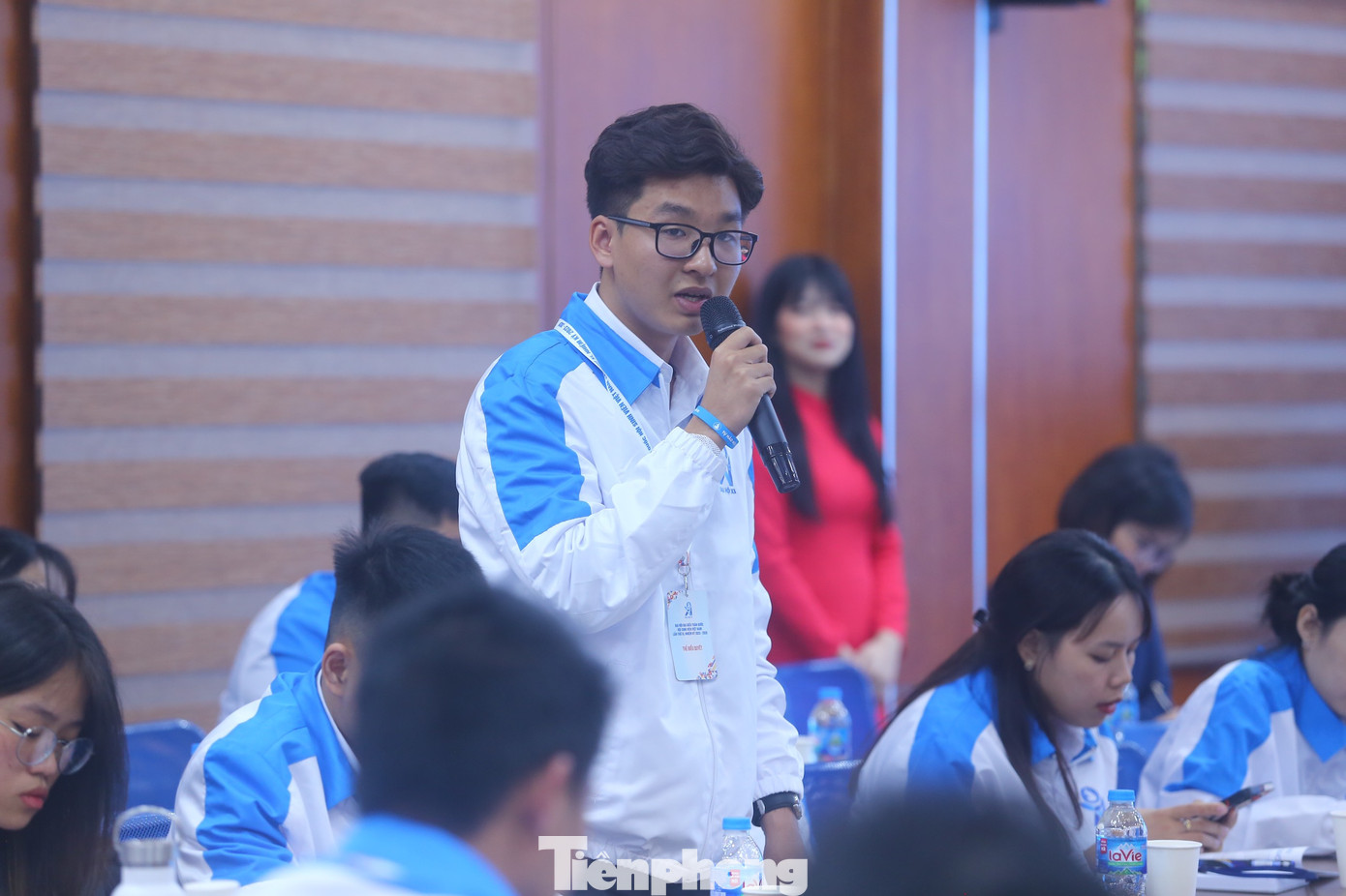 Các đại biểu tham gia đóng góp ý kiến nhằm nâng cao đời sống văn hoá tinh thần, thể chất.