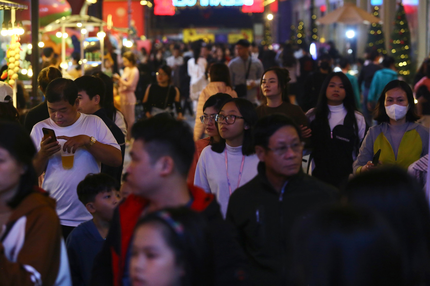 Ngay từ sớm, khu phố đã thu hút lượng khách lớn đến vui chơi, thưởng thức chương trình ca nhạc.