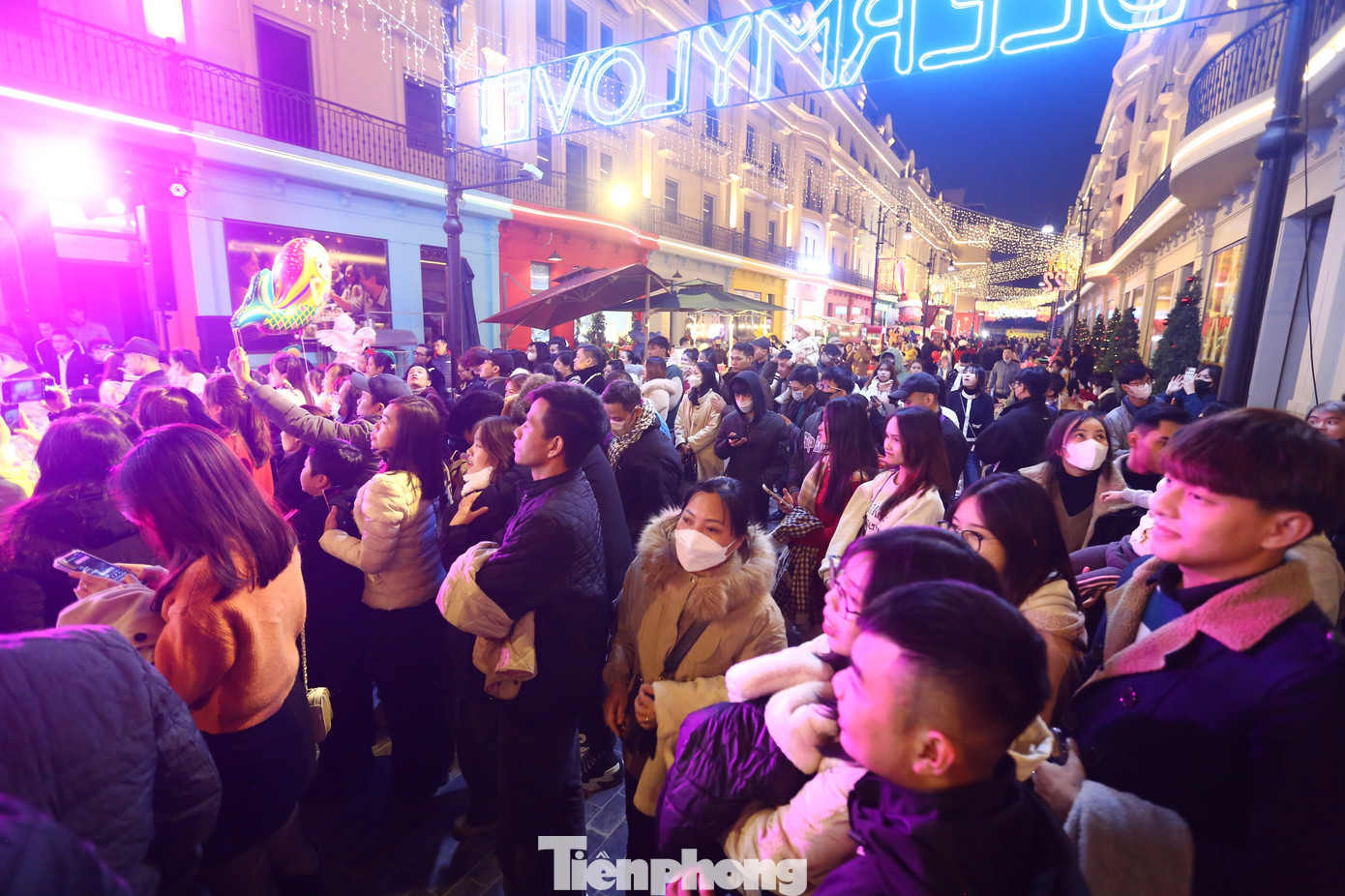 Các ngả đường vào Nhà thờ Lớn đều đông đúc.