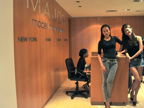 Nhã Trúc và Thiên Trang khoe dáng tại công ty quản lý người mẫu Major