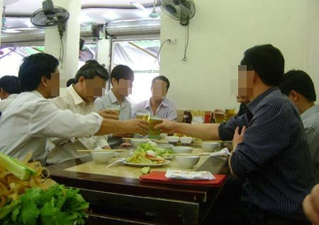 Dân công sở cũng sa đà quán nhậu (Ảnh:otosaigon). Dân công sở cũng sa đà quán nhậu (Ảnh:otosaigon)