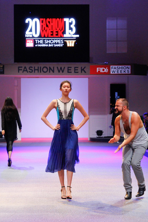 Các người mẫu quốc tế cũng phải tập luyện rất gắt gao dưới sự chỉ đạo của biên đạo catwalk