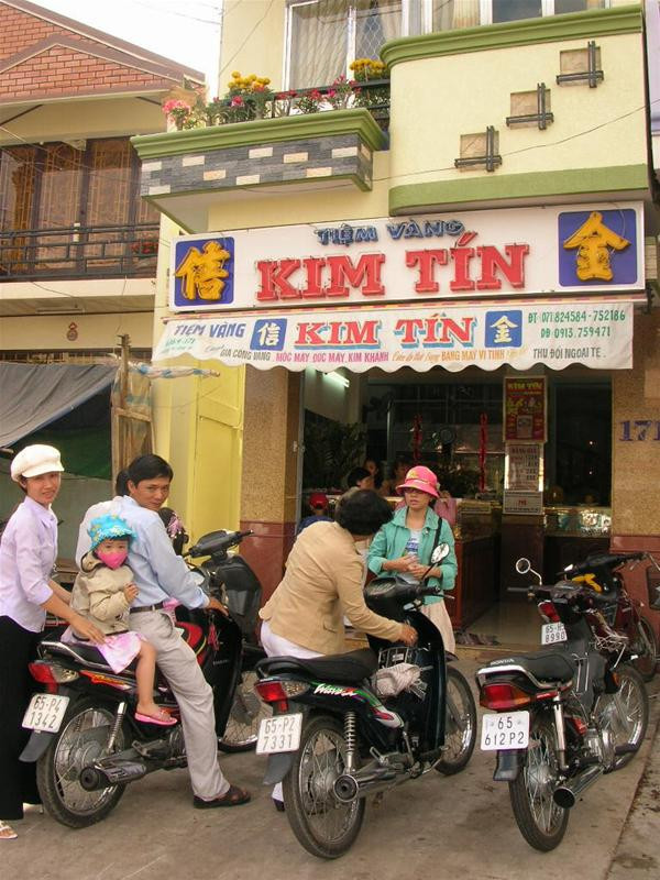 Tiệm vàng Kim Tín trên đường 30/4. Tiệm vàng Minh Vũ 1 kế tiệm vàng Kim Tín.