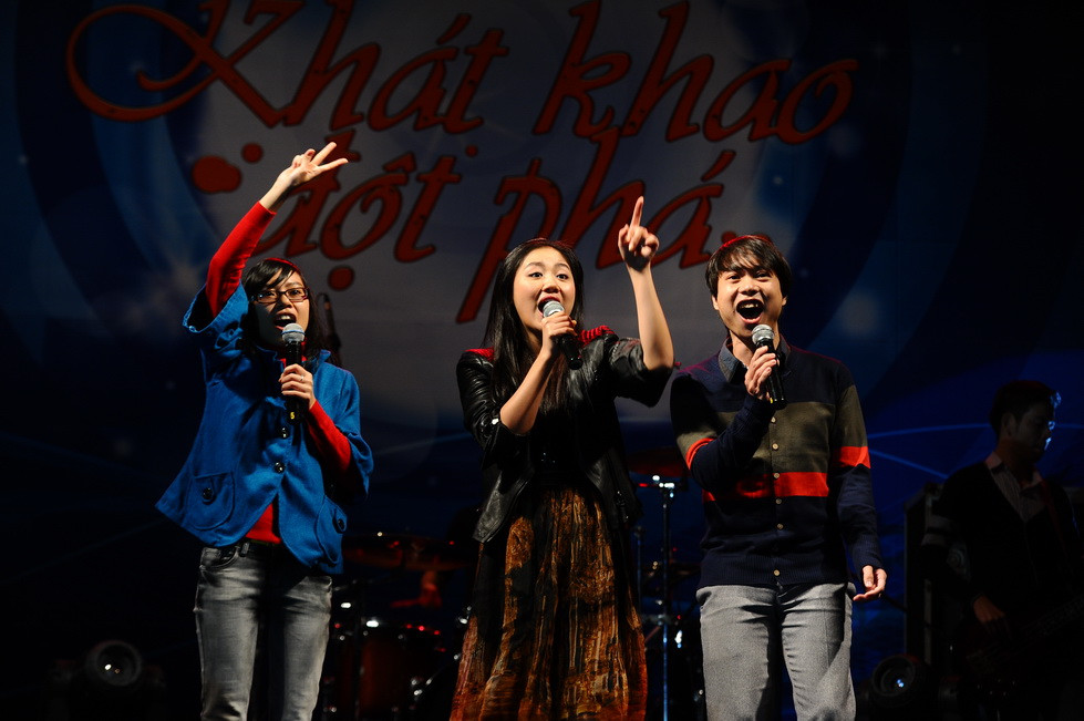 Những phút bùng nổ liên tục xuất hiện khi Văn Mai Hương mời được 2 “ca sĩ” ngẫu hứng nhưng cực máu lửa là các bạn sinh viên ở dưới sân khấu