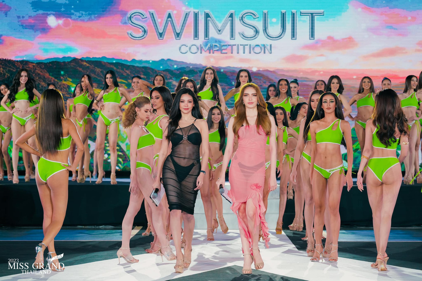 Đảm nhận vai trò dẫn chương trình của đêm thi là đương kim Hoa hậu Hòa bình Thái Lan 2022 Engfa Wahara và Á hậu 5 Hoa hậu Hòa bình Thái Lan 2022 - Charlotte Austin. Engfa Wahara diện bikini màu đen, bên ngoài mặc váy xuyên thấu khoe vóc dáng gợi cảm. Hình thể của người đẹp nhận nhiều khen ngợi.