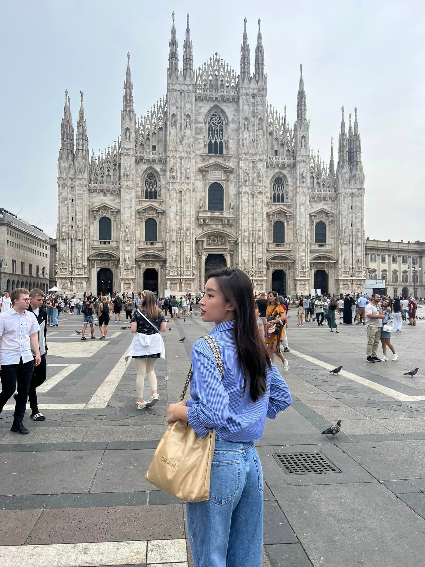 Khi tham gia chương trình Bước ngoặt cuộc đời hồi tháng 2, Đỗ Mỹ Linh cho biết cô thay đổi nhiều sau khi kết hôn, không còn tham gia hoạt động showbiz. "Từ khi lập gia đình, tôi phải tự lập hơn, không thể vô tư, thích gì làm nấy như độc thân. Tôi phải tính toán, suy nghĩ để gia đình nhỏ hạnh phúc, êm ấm", Hoa hậu Việt Nam 2016 bày tỏ.