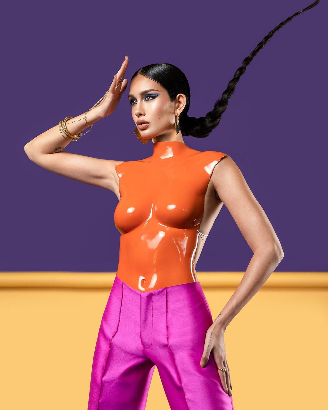 Celeste Cortesi năm nay 25 tuổi, là người đẹp lai ba dòng máu Tây Ban Nha, Italia và Philippines. Cô gây chú ý với vẻ đẹp nóng bỏng và phóng khoáng cùng gương mặt lai tây hút hồn. Trước khi đăng quang Miss Universe Philippines 2022, Celeste tham gia Hoa hậu Trái Đất 2018 và vào top 8.