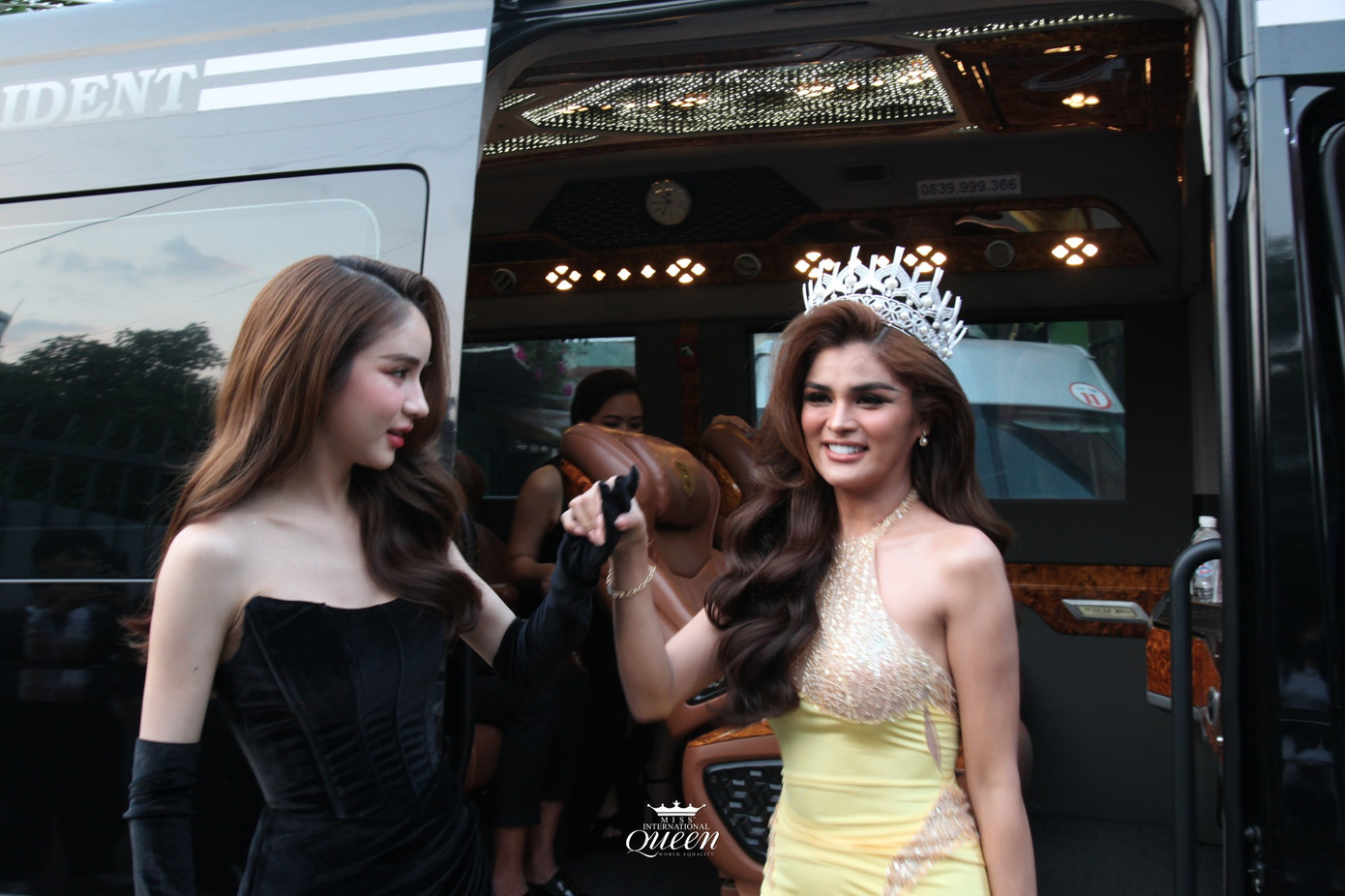 Tối 8/4, Hoa hậu Chuyển giới Thái Lan 2017 Yoshi Rinrada Thurapan và đương kim Hoa hậu chuyển giới Quốc tế - Fuschia Anne Ravena góp mặt trong đêm chung kết một cuộc thi sắc đẹp tổ chức tại TPHCM. Đi cùng hai người đẹp là bà Alisa Phanthusak - Chủ tịch tổ chức Miss International Queen.