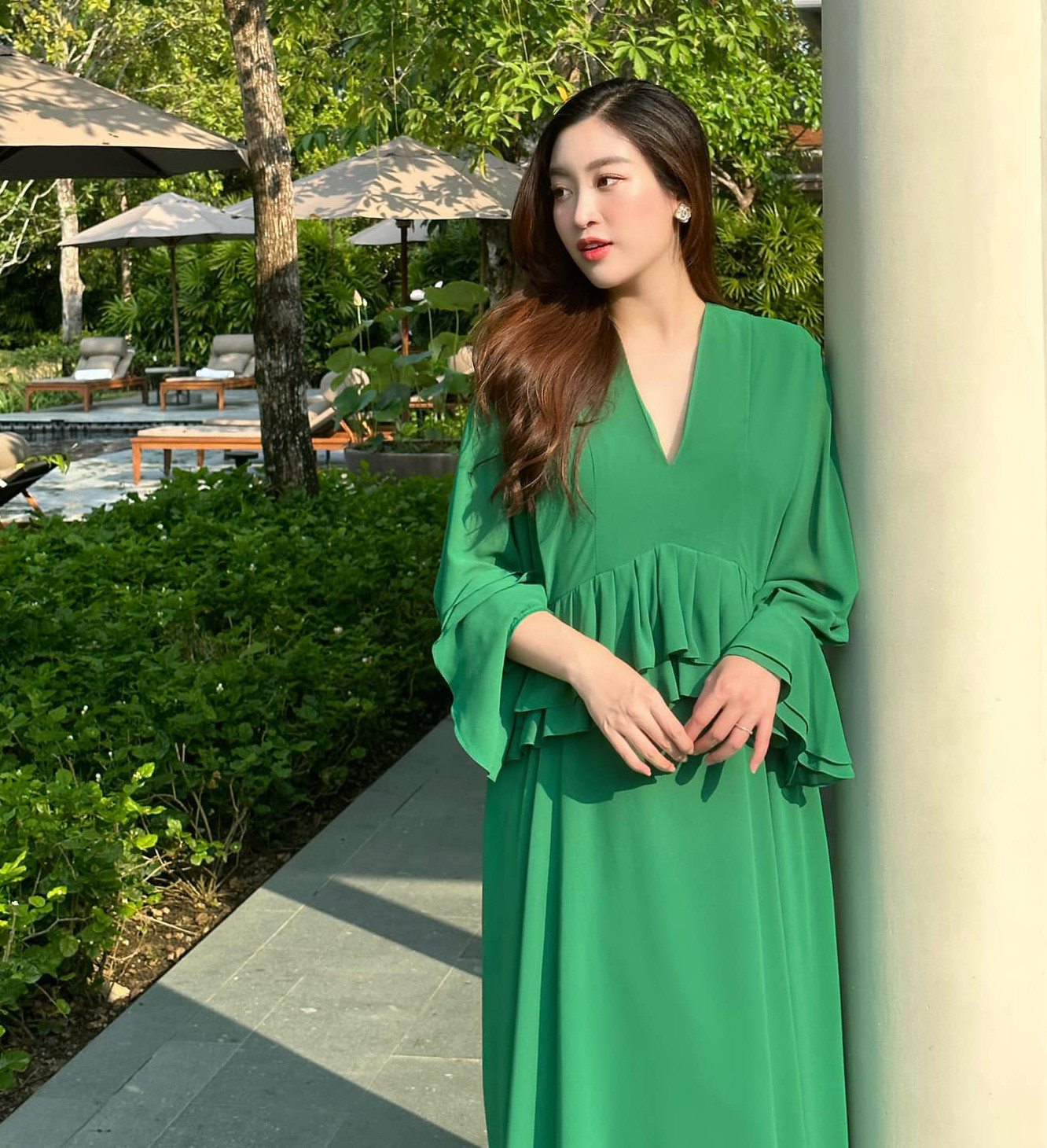 Người đẹp hóm hỉnh cho biết chồng chủ tịch chính là người chụp những bức ảnh này cho cô. Đỗ Mỹ Linh viết: "Sau quãng thời gian vất vả khổ luyện thì chồng cũng tốt nghiệp được khóa chụp hình cho vợ".