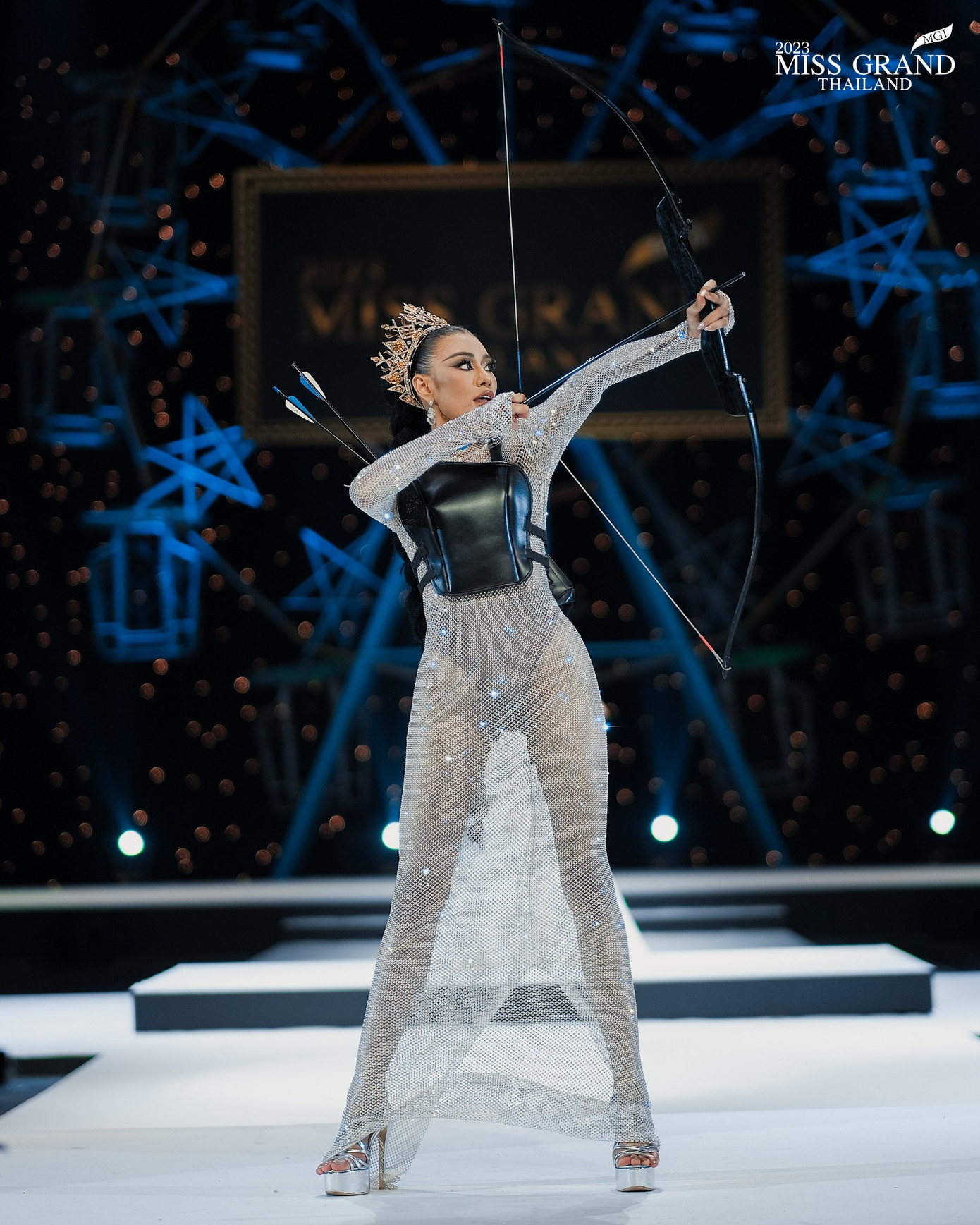 Bên cạnh những bộ váy quyến rũ, nhiều thí sinh lại lựa chọn các thiết kế có kiểu dáng độc, lạ gây tranh cãi. Không chỉ lạ mắt, nhiều người tỏ ra khó hiểu với thông điệp từ bộ trang phục.