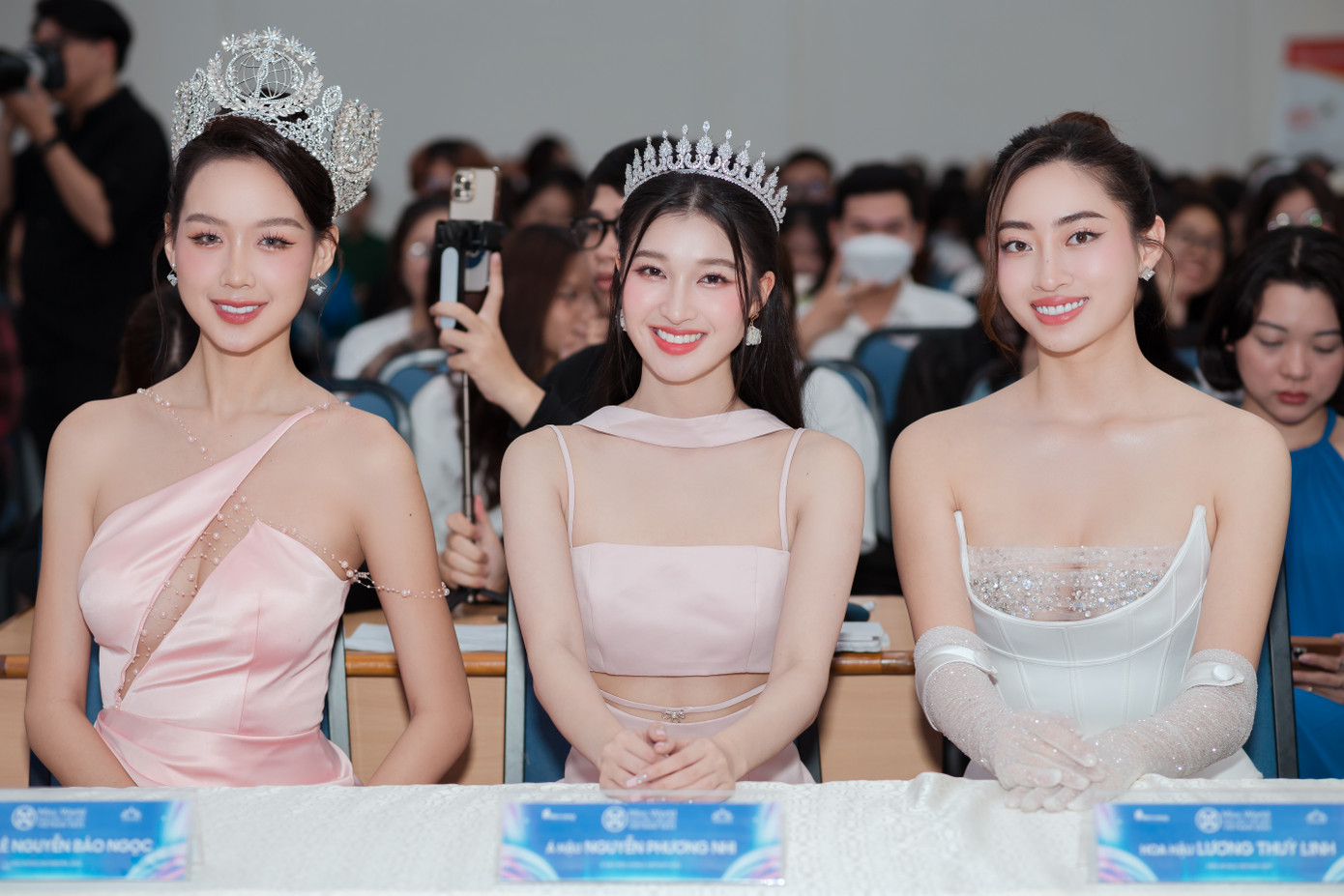 Hoa hậu Bảo Ngọc, Lương Thùy Linh và Á hậu Phương Nhi tại buổi talk show.